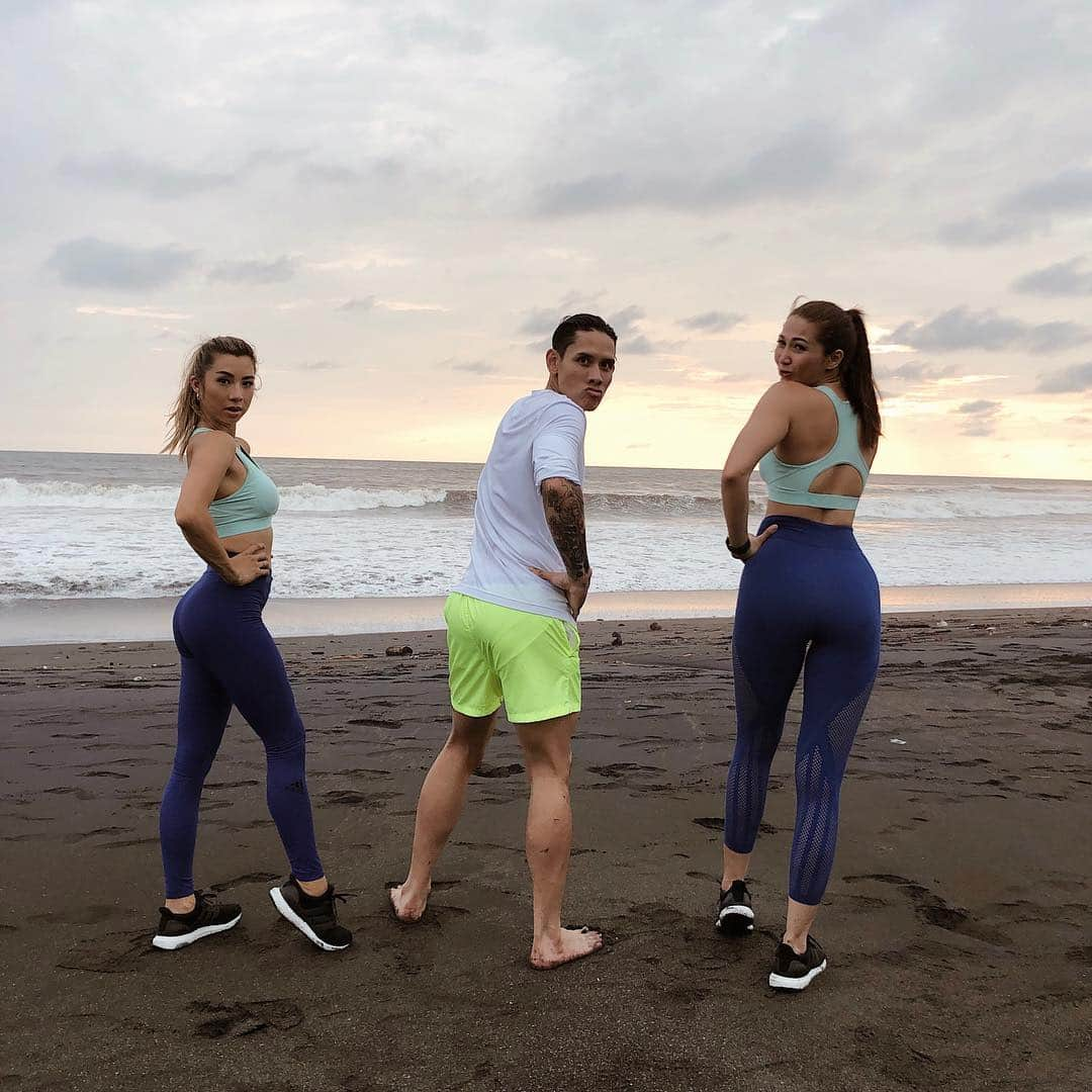 Jennifer Bachdimさんのインスタグラム写真 - (Jennifer BachdimInstagram)「Friends who workout together stay together !! 💪🏼💙 @andreadianbimo TAG YOUR FRIEND BELOW !!! . . 📷 @claus_schmidtt 💄 @renasohanimakeup 👚 @adidasindonesia @adidaswomen #createdwithadidas #strongwomen #fitgirls #adidaswomen . . PS: Swipe for our behind the scene moment 😂」3月18日 16時53分 - jenniferbachdim