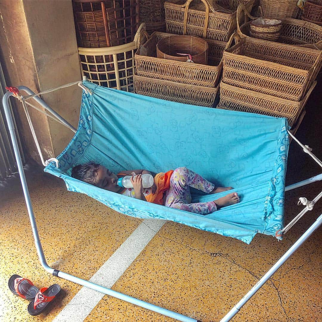 桐島かれんさんのインスタグラム写真 - (桐島かれんInstagram)「店の隅で眠る女の子。 #バンコク」3月18日 16時55分 - houseoflotuskaren