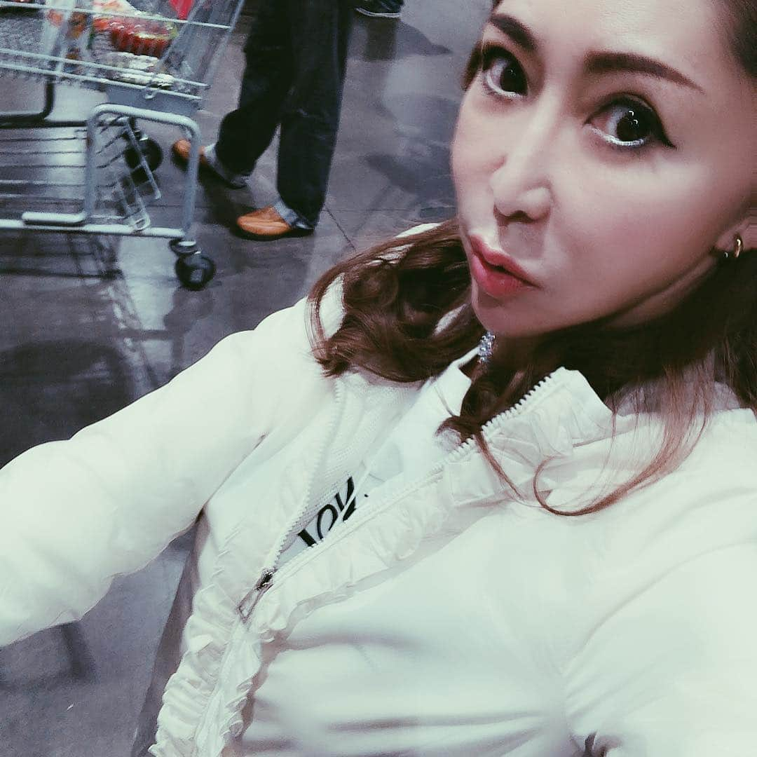 沢田麗奈さんのインスタグラム写真 - (沢田麗奈Instagram)「週末は COSTCO DAY  大量に お肉を買うの巻…  姫の大好きな お煎餅も（笑）  20年前に初めて行ったのが HawaiiのCOSTCO Hawaiiのファミリーに 連れて行ってもらって Waikikiは、物価が高いから ここで買うのよ！ って 衝撃的だった（笑）  駐車場に戻ったら 車が思いっきり ぶつけられてたけど あー、こっちでは、そんなものよ！ って普通に言った ファミリーに ビックリ！  お出掛け用の車と COSTCO用？の車を 使い分けるファミリーに ビックリ（笑）  ちなみに、Waikikiに行く時は 高級車です（笑） 物価が高いから 自宅は、山を越えた所でした。  最近また、 Waikikiに引っ越したらしい…  なるほど… と、最近、 日本のCOSTCOに行き出して 理解した私です  ちなみに、 当たり前ですが 日本のCOSTCOの 駐車場では、車は無事です（笑）  Hawaiiと言っても 都会から山奥？まで 生活するには事情が違いますね  REINAは、 ノースショアが好き 自分なんて 小さいなーって 感じる場所だから 行きたくなります🌊  日本では、 お風呂タイムが充実出来るから お友達にプレゼントしていただいた バスソルトを たっぷり入れて 温まります🛁  あ、り、が、た、き！ ＃Hawaii ＃ハワイ #JAPAN ＃COSTCO ＃コストコ ＃海外好きな人と繋がりたい ＃ハワイ好きな人と繋がりたい ＃アラフィフ #美活 #美スト ＃バスタイム ＃バスソルト ＃ギフト #感謝 #トレーニング女子  #きれいになりたい ＃アンチエイジング #ハーバリウム東京 ＃グローバルワーク ＃企業家 ＃キラキラ ＃シングルマザー #天使と女神のハーフ  #ビジネスウーマン  #followme💋」3月18日 17時04分 - reinasawada1026