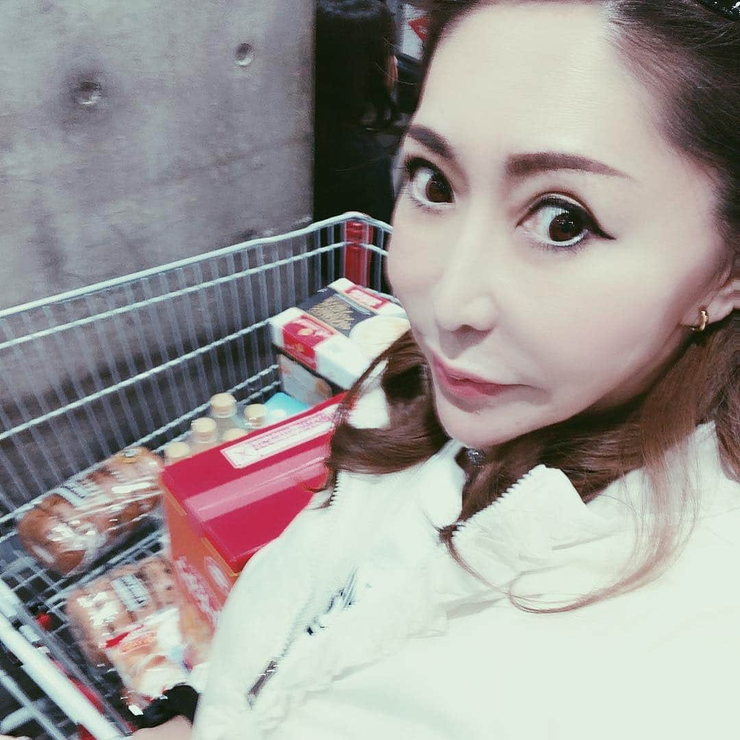 沢田麗奈さんのインスタグラム写真 - (沢田麗奈Instagram)「週末は COSTCO DAY  大量に お肉を買うの巻…  姫の大好きな お煎餅も（笑）  20年前に初めて行ったのが HawaiiのCOSTCO Hawaiiのファミリーに 連れて行ってもらって Waikikiは、物価が高いから ここで買うのよ！ って 衝撃的だった（笑）  駐車場に戻ったら 車が思いっきり ぶつけられてたけど あー、こっちでは、そんなものよ！ って普通に言った ファミリーに ビックリ！  お出掛け用の車と COSTCO用？の車を 使い分けるファミリーに ビックリ（笑）  ちなみに、Waikikiに行く時は 高級車です（笑） 物価が高いから 自宅は、山を越えた所でした。  最近また、 Waikikiに引っ越したらしい…  なるほど… と、最近、 日本のCOSTCOに行き出して 理解した私です  ちなみに、 当たり前ですが 日本のCOSTCOの 駐車場では、車は無事です（笑）  Hawaiiと言っても 都会から山奥？まで 生活するには事情が違いますね  REINAは、 ノースショアが好き 自分なんて 小さいなーって 感じる場所だから 行きたくなります🌊  日本では、 お風呂タイムが充実出来るから お友達にプレゼントしていただいた バスソルトを たっぷり入れて 温まります🛁  あ、り、が、た、き！ ＃Hawaii ＃ハワイ #JAPAN ＃COSTCO ＃コストコ ＃海外好きな人と繋がりたい ＃ハワイ好きな人と繋がりたい ＃アラフィフ #美活 #美スト ＃バスタイム ＃バスソルト ＃ギフト #感謝 #トレーニング女子  #きれいになりたい ＃アンチエイジング #ハーバリウム東京 ＃グローバルワーク ＃企業家 ＃キラキラ ＃シングルマザー #天使と女神のハーフ  #ビジネスウーマン  #followme💋」3月18日 17時04分 - reinasawada1026