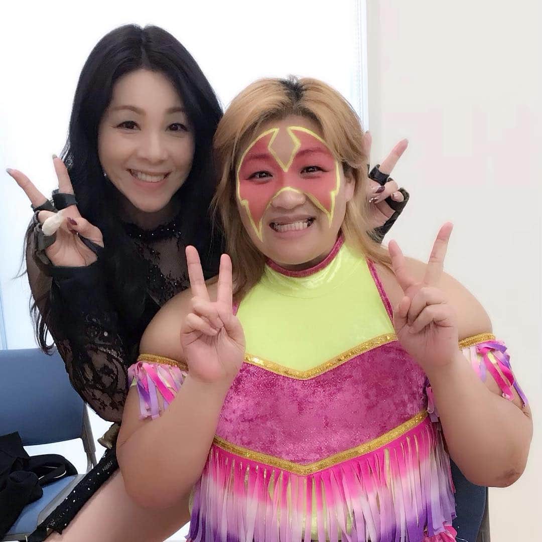 井上貴子のインスタグラム：「熊本の試合の パートナー昨日アップしたよね。  そして敵とも撮ったどぉ！  きょんぴー（井上京子選手） といとちゃん（伊藤薫選手） とSareee選手^ ^  敵はディアナ軍団。 ノリノリのSareeeには またしても振り回されて（笑）  目がクルクルまわってしまった。  笑笑  Happyで^ ^  #井上貴子  #LLPWX #女子プロレスラー #ゴルフ #熊本 #井上京子 #伊藤薫 #Sareee #女子プロレス」