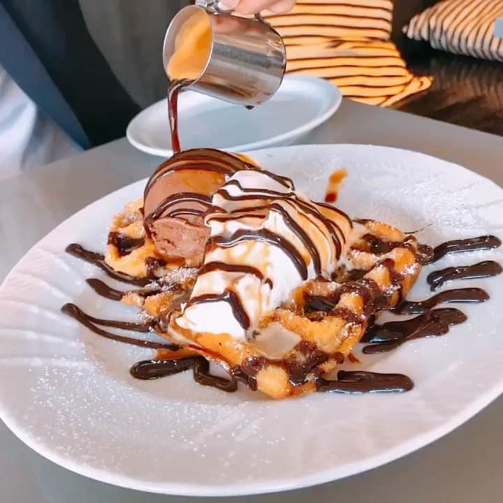 岡田鷹斗のインスタグラム：「lunch time🍽❤️ ・ ・ ・ @riku_funayama  ご馳走でした🥺✨ 先輩のオススメのお店に連れて行ってもらいました☆  #omotesando #tokyo #harajuku  #sweets #lunch #waffle #ice #choco #delicious #meets  #表参道 #ランチ #ワッフルチョコレート #お肉 #絶品 #先輩のおすすめ」