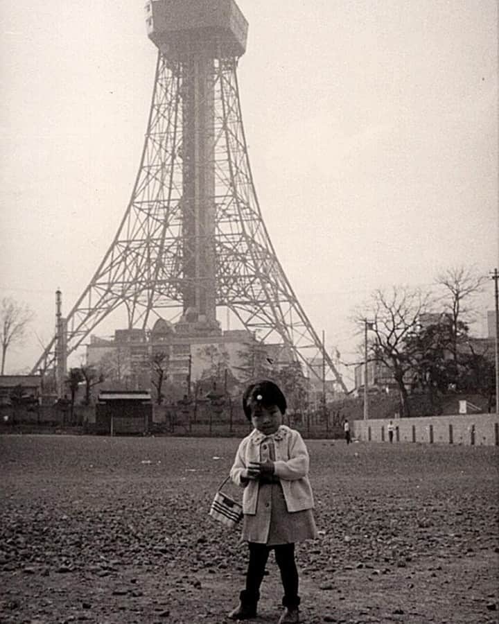 東京タワーさんのインスタグラム写真 - (東京タワーInstagram)「あの頃の東京タワー写真発掘プロジェクト お名前：はるみ 撮影年：昭和42年・1967年10月23日 タイトル：パパとタワーへおでかけ 生まれたばかりの弟にママを独り占めされ、寂しい思いをしていた私をパパが東京タワーに連れていってくれました。少しおめかしして、タワーの展望台やミニカート等を楽しんだ思い出の一枚です。 #1957_1977 #東京タワー60周年 #東京タワー #tokyotower_official #tokyotower #東京 #tokyo #Japan #도쿄타워 #东京塔 #東京鐵塔 #东京」3月18日 17時06分 - tokyotower_official