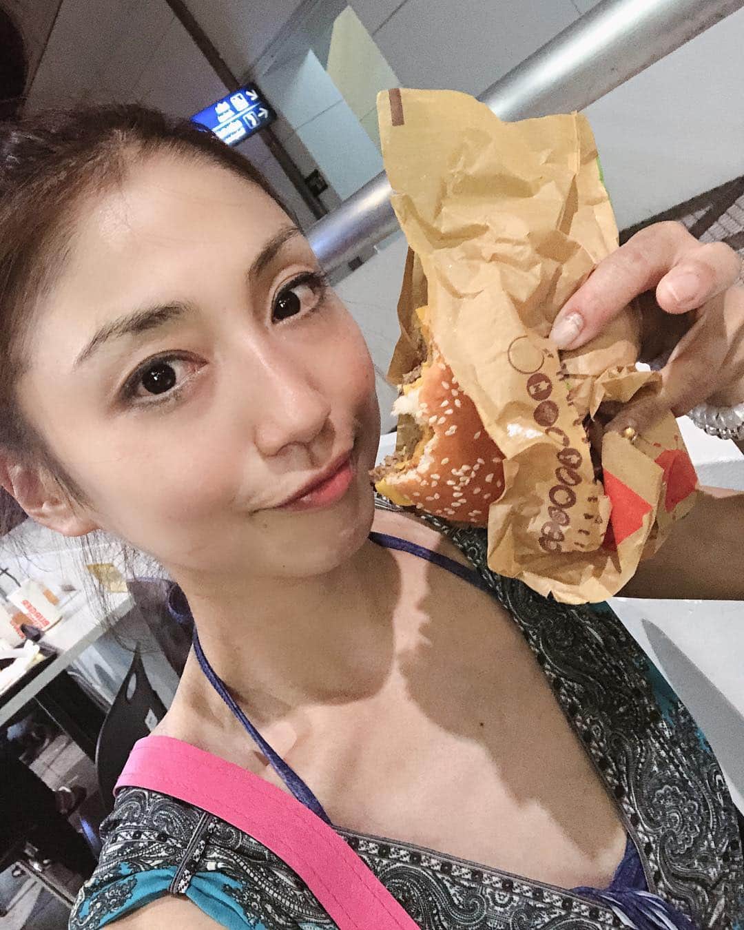 のインスタグラム：「ベトナム🇻🇳VOL.19 ゆみちゃんお見送り！空港にてみんなでバーガーキングを食べた！ポテトのチリソースが美味しくびっくり‼️日本にも欲しい！ さらにまたまたレタントンに戻り1軒バーに行き眠りにつきましたー。ちなみに最終日ホテルをツインからダブルベットにしたいと希望したらまさかのスイートにグレードアップ！ノーチャージでしてくれた！ホテルの受付の方と仲良くなっててよかったーたくさん会話したからなー 嬉しい😃優しさに感謝でした。 @ami_nakagawa_  @ami_nakagawa_  #中川愛海 #ホテルグレードアップ #ホテルグレードアップしてくれた #優しい #バーガーキング #レタントン通り #ベトナム #ホーチミン #お見送り」