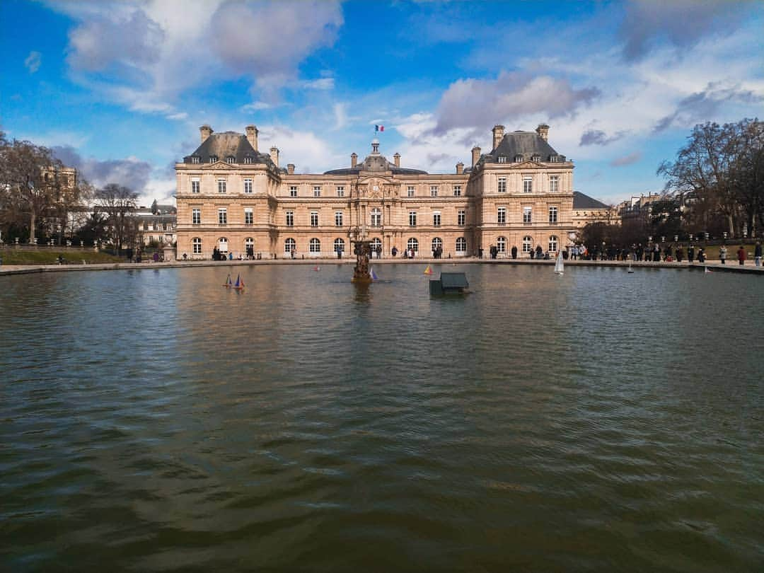 パヴェル・ドローストさんのインスタグラム写真 - (パヴェル・ドローストInstagram)「📍Jardin du Luxembourg🍃🚶🏼‍♂️🇫🇷 Потрясающий сад, который был и остаётся любимым местом отдыха парижан, которые чувствуют себя в нем уютно и спокойно и поминая о нем, всегда говорят в превосходной степени🙌🏼 Jardin du Luxembourg появился в 17 веке благодаря Марии Медичи. Скучая по родной Италии, она задумала построить загородную резиденцию, обрамленную насаждениями, похожую на ту, где выросла.  С момента открытия для публики сад стал любимым местом парижан, творческой интеллигенции со всего мира и туристов.  По тенистым аллеям с неповторимыми по красоте клумбами, цветочными композициями, переходами, лужайками, водоемами и многочисленными лавочками прогуливались Дидро, Гюго, Э. Хемингуэй, Ахматова, Бродский, другие известные личности.🚶🏼‍♂️ После прогулки по саду невольно наполняешься вдохновением, заряжаешься энергией и готов к новым свершениям💭😉 Так что ,во время визита в Париж, не упустите возможность посетить это место... #paris #france #luxembourg #париж #франция #spring #palace #garden #lavieparisienne #PabloTraveler」3月18日 17時09分 - pashka_drozd