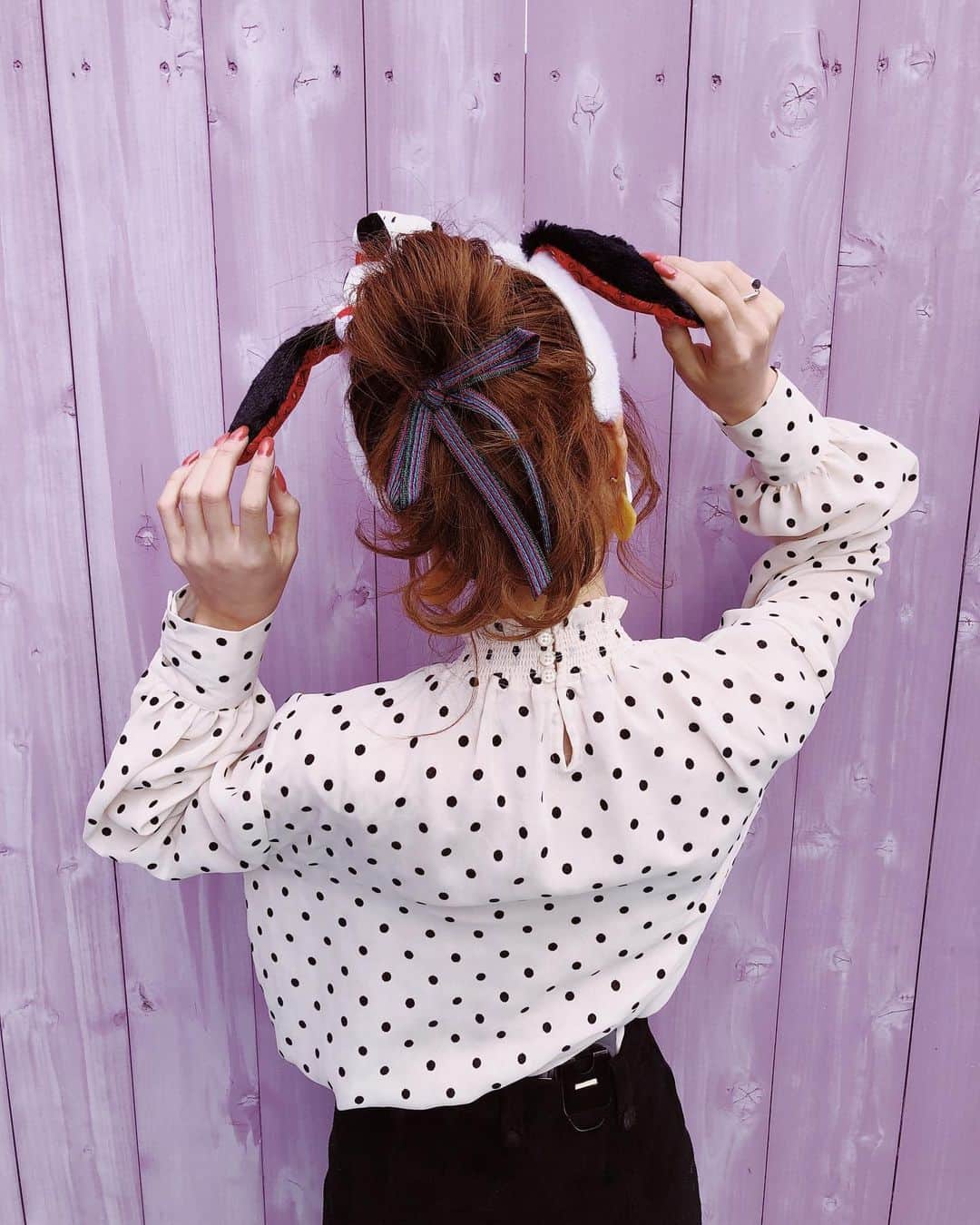 舟山久美子（くみっきー）さんのインスタグラム写真 - (舟山久美子（くみっきー）Instagram)「今日はすぬーぴーのカチューシャ。モノトーンコーデにしてみました。  ドットのTopsと黒いスカートで… スヌーピー意識です🐶✨ ヘアはお団子ヘア🧸💛💛 #ユニバーサルスタジオジャパン  #universalstudiosjapan  #ユニバコーデ  #モノトーンコーデ #お団子ヘア」3月18日 17時14分 - kumikofunayama