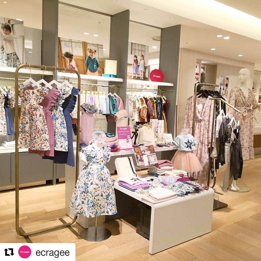 蛯原英里さんのインスタグラム写真 - (蛯原英里Instagram)「昨日は、@ecrageeのPOP UP STOREで私も店頭に立たせていただきました😊 たくさんのお客様にご来店いただきありがとうございました！  銀座三越でのPOP UP STOREも 明日まで！！ 是非遊びに来てください💕  #Repost @ecragee (@get_repost) ・・・ 【明日 POP UP最終日！】 . 2週間に渡る 銀座三越でのPOP UP STOREも 明日が最終日！ . これまでたくさんの方にお越し頂き ありがとうございます。 . Ecragéeを ご試着または手にとってお確かめ頂けるのは 明日が最後のチャンスです。 . シーズンやお子様の成長に沿った アイテムの活用方法や、 ご予算に合わせたギフトのご提案など . その場でお応えができるのも、 リアルならでは。 . お気軽にスタッフにお申し付けください。 . 店頭でお待ちしております！ . . . #ecragée #ecragee #エクラージェ #eriebihara #蛯原英里 #子ども服 #キッズ #kids #fashionkids #kidsstyle #kidswear #キッズコーデ #キッズファッション #babyfashion #babystyle #ベビーガール #ベビーボーイ #ベビー服 #ベビーコーデ #ベビーファッション #女の子コーデ #男の子コーデ #子供服通販 #親バカ #ギフト」3月18日 17時12分 - eriebihara