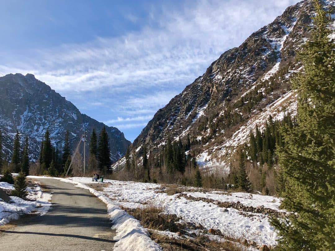 乙武洋匡さんのインスタグラム写真 - (乙武洋匡Instagram)「道中、凍結していたりと難儀しましたが、屈強なキルギス人のおかげで登山を楽しむことができました！  #キルギス #キルギス旅行 #アラアルチャ #国立公園 #登山 #車椅子で登山 #kyrgyz #kyrgyzrepublic #🇰🇬 #naturekyrgyzstan #kyrgyzstan #alaarcha #nationalpark #wheelchair #wheelchairchallenge」3月18日 17時23分 - ototake_official