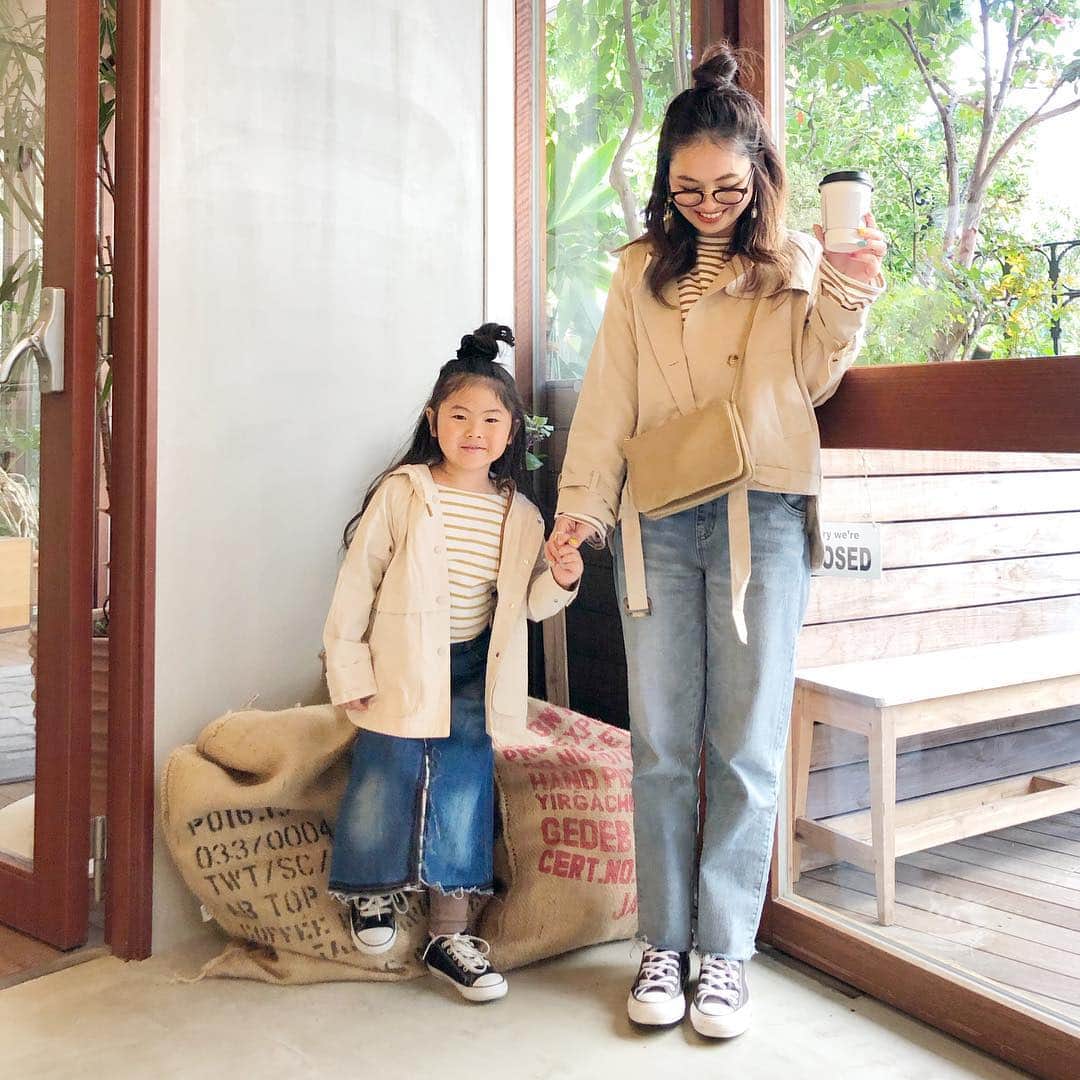 manamisotayutaさんのインスタグラム写真 - (manamisotayutaInstagram)「#親子コーデ ❤︎ 娘、春休みなので一緒にお出かけ❤︎ 嬉しいなぁ♪ ・  @kazurise  @coco_kiri  @uuuuu_kooooo2  ちゃんと朝カフェ☕️❤︎ ・ @whiteglasscoffee  はほんとお気に入りカフェ☕️❤︎ 短い時間だったけど楽しすぎた💗 ＊ ＊ ＊ コーデはボーダー×デニム×converseでカジュアルコーデ❤︎ ハーフアップおだんごヘアもお気に入り😁 ・  mama tops @reca.yahoo  #reca ・ pants/outer @feeling_byracreate  #サロペット は形がきれい♪ #ショートトレンチ も何にでも合わせやすい💗 ・ bag #celine #セリーヌトリオ  このキャメルの小さいサイズのを探していて、ヴィンテージで見つけた😍 状態もよくて、お得にget😁 ・ ・ kids outer @zara  #zarakids  ベージュの#マウンテンパーカー  を探していてようやく最近zaraで発見✨ ・ bag @uju_official ・ skirt @branshes  #branshes ＊ ＊ #リンクコーデ#双子コーデ#おやこーで #プチプラコーデ#春コーデ#locari#ジユジョ #カジュアルコーデ  #ママコーデ#プチプラ#mamagirl#zara#ザラジョ #ponte_fashion #ルーファ #mineby3mootd#hugmugstylingbu #カフェ巡り#渋谷カフェ#recaコーデ」3月18日 17時15分 - manamisotayuta