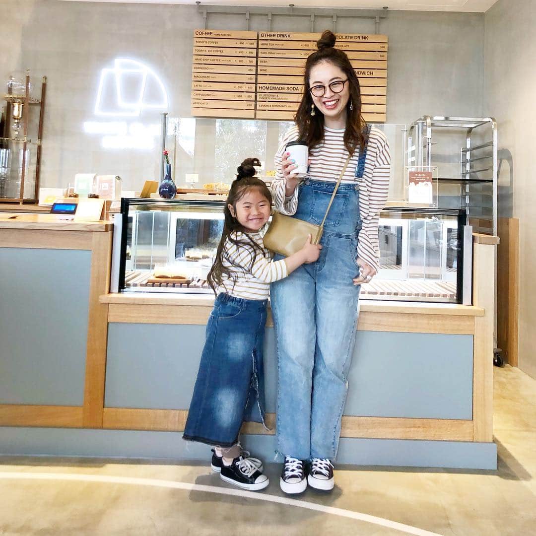 manamisotayutaさんのインスタグラム写真 - (manamisotayutaInstagram)「#親子コーデ ❤︎ 娘、春休みなので一緒にお出かけ❤︎ 嬉しいなぁ♪ ・  @kazurise  @coco_kiri  @uuuuu_kooooo2  ちゃんと朝カフェ☕️❤︎ ・ @whiteglasscoffee  はほんとお気に入りカフェ☕️❤︎ 短い時間だったけど楽しすぎた💗 ＊ ＊ ＊ コーデはボーダー×デニム×converseでカジュアルコーデ❤︎ ハーフアップおだんごヘアもお気に入り😁 ・  mama tops @reca.yahoo  #reca ・ pants/outer @feeling_byracreate  #サロペット は形がきれい♪ #ショートトレンチ も何にでも合わせやすい💗 ・ bag #celine #セリーヌトリオ  このキャメルの小さいサイズのを探していて、ヴィンテージで見つけた😍 状態もよくて、お得にget😁 ・ ・ kids outer @zara  #zarakids  ベージュの#マウンテンパーカー  を探していてようやく最近zaraで発見✨ ・ bag @uju_official ・ skirt @branshes  #branshes ＊ ＊ #リンクコーデ#双子コーデ#おやこーで #プチプラコーデ#春コーデ#locari#ジユジョ #カジュアルコーデ  #ママコーデ#プチプラ#mamagirl#zara#ザラジョ #ponte_fashion #ルーファ #mineby3mootd#hugmugstylingbu #カフェ巡り#渋谷カフェ#recaコーデ」3月18日 17時15分 - manamisotayuta