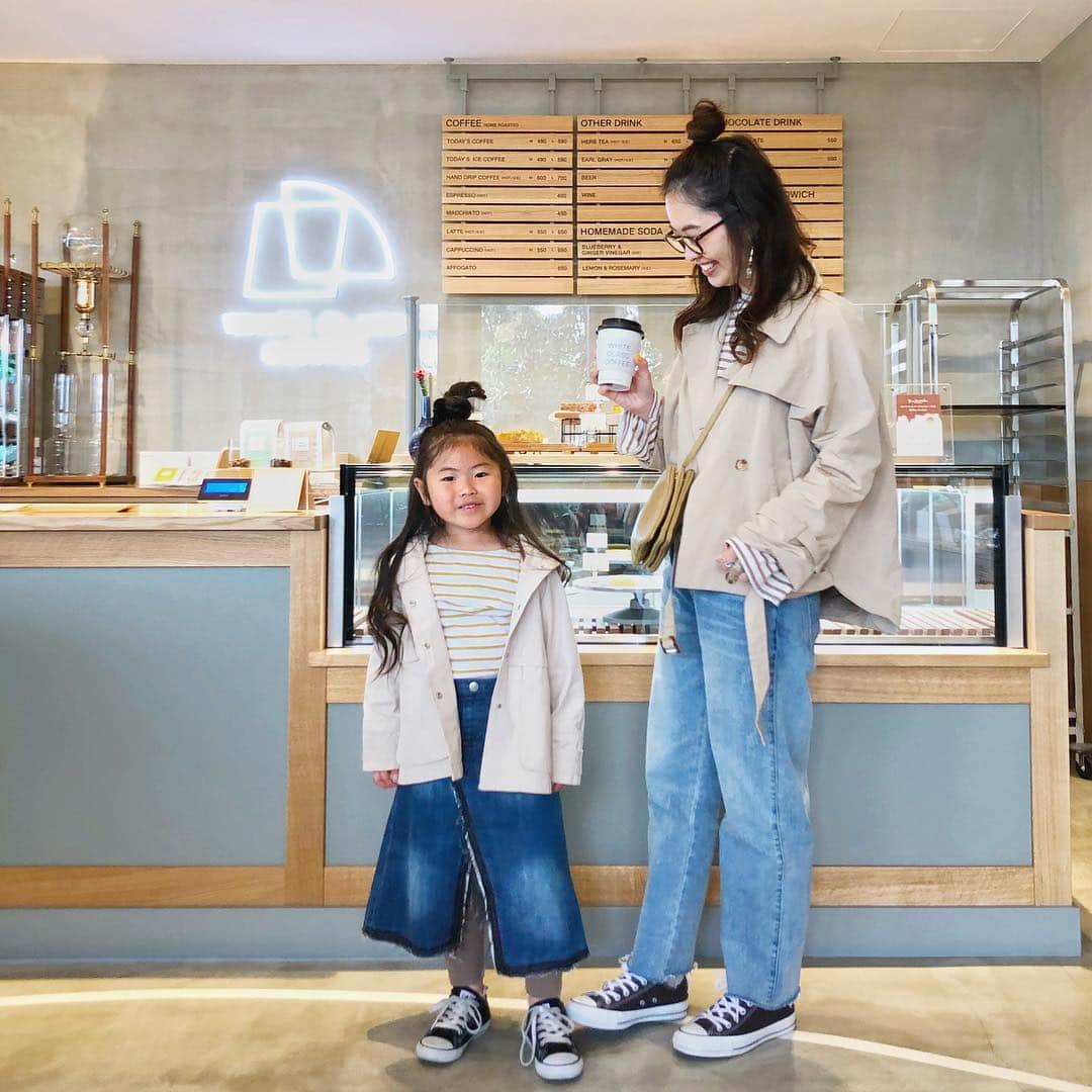 manamisotayutaさんのインスタグラム写真 - (manamisotayutaInstagram)「#親子コーデ ❤︎ 娘、春休みなので一緒にお出かけ❤︎ 嬉しいなぁ♪ ・  @kazurise  @coco_kiri  @uuuuu_kooooo2  ちゃんと朝カフェ☕️❤︎ ・ @whiteglasscoffee  はほんとお気に入りカフェ☕️❤︎ 短い時間だったけど楽しすぎた💗 ＊ ＊ ＊ コーデはボーダー×デニム×converseでカジュアルコーデ❤︎ ハーフアップおだんごヘアもお気に入り😁 ・  mama tops @reca.yahoo  #reca ・ pants/outer @feeling_byracreate  #サロペット は形がきれい♪ #ショートトレンチ も何にでも合わせやすい💗 ・ bag #celine #セリーヌトリオ  このキャメルの小さいサイズのを探していて、ヴィンテージで見つけた😍 状態もよくて、お得にget😁 ・ ・ kids outer @zara  #zarakids  ベージュの#マウンテンパーカー  を探していてようやく最近zaraで発見✨ ・ bag @uju_official ・ skirt @branshes  #branshes ＊ ＊ #リンクコーデ#双子コーデ#おやこーで #プチプラコーデ#春コーデ#locari#ジユジョ #カジュアルコーデ  #ママコーデ#プチプラ#mamagirl#zara#ザラジョ #ponte_fashion #ルーファ #mineby3mootd#hugmugstylingbu #カフェ巡り#渋谷カフェ#recaコーデ」3月18日 17時15分 - manamisotayuta
