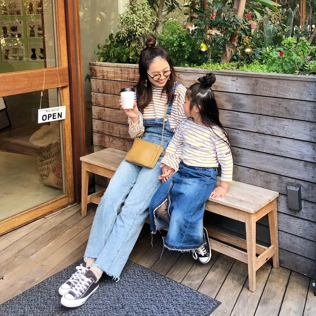 manamisotayutaさんのインスタグラム写真 - (manamisotayutaInstagram)「#親子コーデ ❤︎ 娘、春休みなので一緒にお出かけ❤︎ 嬉しいなぁ♪ ・  @kazurise  @coco_kiri  @uuuuu_kooooo2  ちゃんと朝カフェ☕️❤︎ ・ @whiteglasscoffee  はほんとお気に入りカフェ☕️❤︎ 短い時間だったけど楽しすぎた💗 ＊ ＊ ＊ コーデはボーダー×デニム×converseでカジュアルコーデ❤︎ ハーフアップおだんごヘアもお気に入り😁 ・  mama tops @reca.yahoo  #reca ・ pants/outer @feeling_byracreate  #サロペット は形がきれい♪ #ショートトレンチ も何にでも合わせやすい💗 ・ bag #celine #セリーヌトリオ  このキャメルの小さいサイズのを探していて、ヴィンテージで見つけた😍 状態もよくて、お得にget😁 ・ ・ kids outer @zara  #zarakids  ベージュの#マウンテンパーカー  を探していてようやく最近zaraで発見✨ ・ bag @uju_official ・ skirt @branshes  #branshes ＊ ＊ #リンクコーデ#双子コーデ#おやこーで #プチプラコーデ#春コーデ#locari#ジユジョ #カジュアルコーデ  #ママコーデ#プチプラ#mamagirl#zara#ザラジョ #ponte_fashion #ルーファ #mineby3mootd#hugmugstylingbu #カフェ巡り#渋谷カフェ#recaコーデ」3月18日 17時15分 - manamisotayuta
