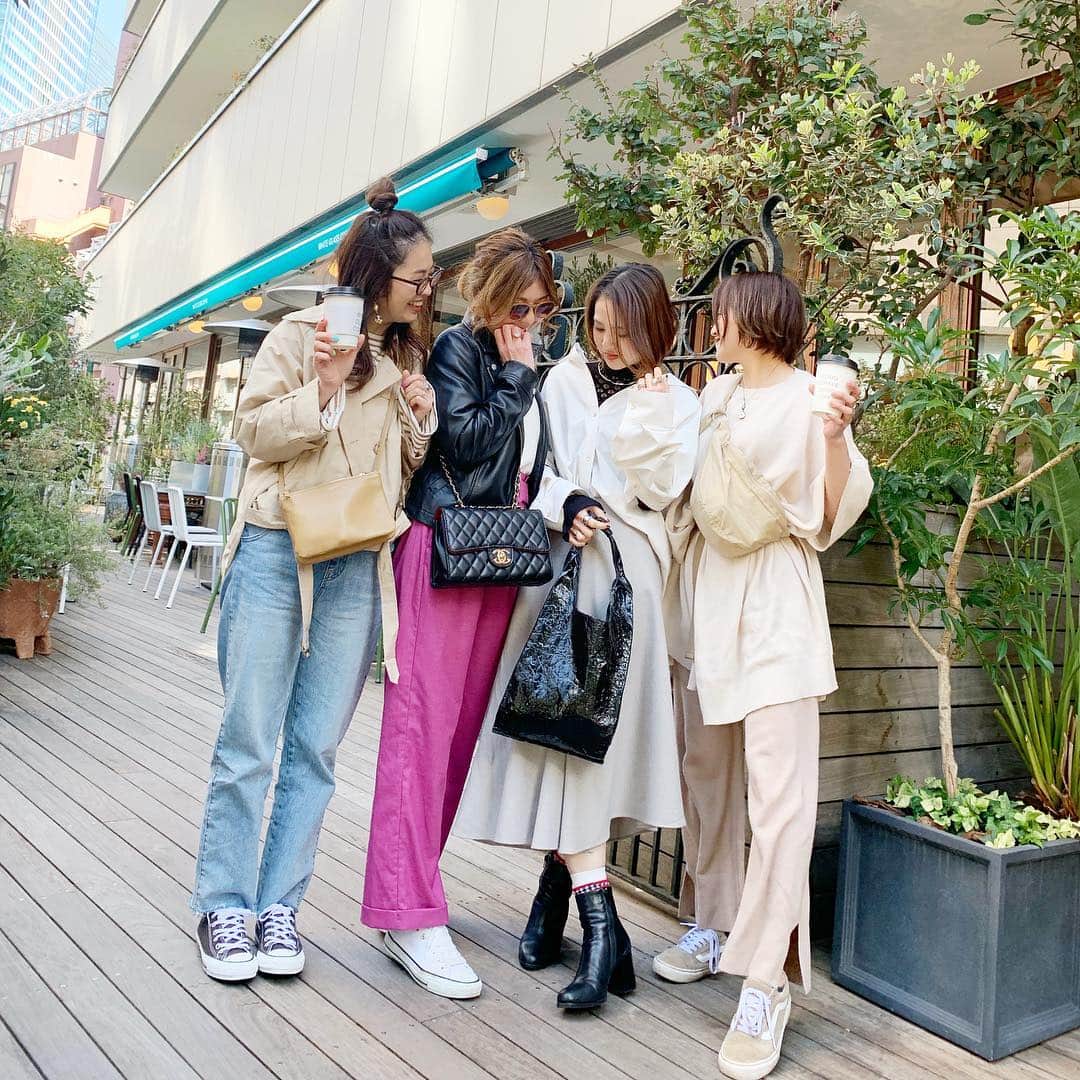 manamisotayutaさんのインスタグラム写真 - (manamisotayutaInstagram)「#親子コーデ ❤︎ 娘、春休みなので一緒にお出かけ❤︎ 嬉しいなぁ♪ ・  @kazurise  @coco_kiri  @uuuuu_kooooo2  ちゃんと朝カフェ☕️❤︎ ・ @whiteglasscoffee  はほんとお気に入りカフェ☕️❤︎ 短い時間だったけど楽しすぎた💗 ＊ ＊ ＊ コーデはボーダー×デニム×converseでカジュアルコーデ❤︎ ハーフアップおだんごヘアもお気に入り😁 ・  mama tops @reca.yahoo  #reca ・ pants/outer @feeling_byracreate  #サロペット は形がきれい♪ #ショートトレンチ も何にでも合わせやすい💗 ・ bag #celine #セリーヌトリオ  このキャメルの小さいサイズのを探していて、ヴィンテージで見つけた😍 状態もよくて、お得にget😁 ・ ・ kids outer @zara  #zarakids  ベージュの#マウンテンパーカー  を探していてようやく最近zaraで発見✨ ・ bag @uju_official ・ skirt @branshes  #branshes ＊ ＊ #リンクコーデ#双子コーデ#おやこーで #プチプラコーデ#春コーデ#locari#ジユジョ #カジュアルコーデ  #ママコーデ#プチプラ#mamagirl#zara#ザラジョ #ponte_fashion #ルーファ #mineby3mootd#hugmugstylingbu #カフェ巡り#渋谷カフェ#recaコーデ」3月18日 17時15分 - manamisotayuta