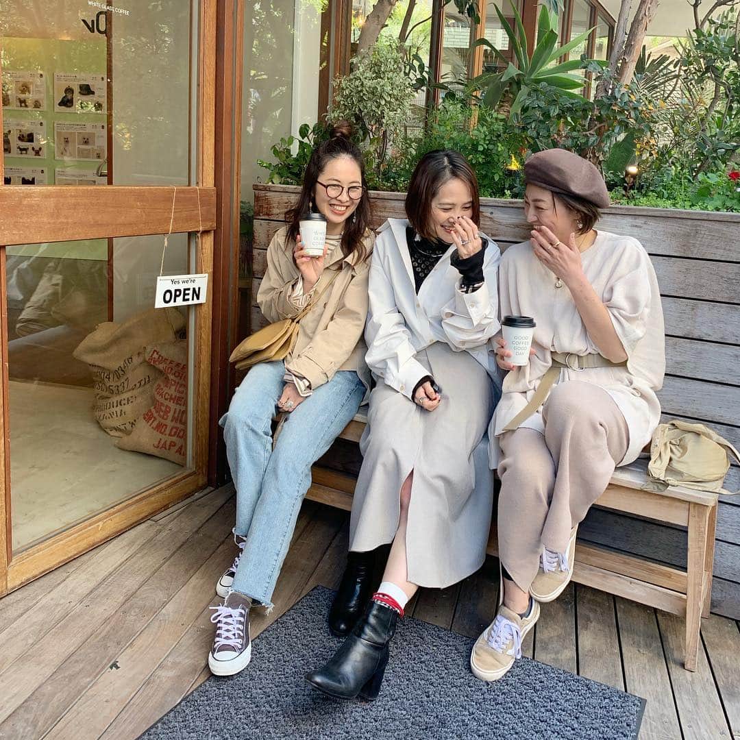 manamisotayutaさんのインスタグラム写真 - (manamisotayutaInstagram)「#親子コーデ ❤︎ 娘、春休みなので一緒にお出かけ❤︎ 嬉しいなぁ♪ ・  @kazurise  @coco_kiri  @uuuuu_kooooo2  ちゃんと朝カフェ☕️❤︎ ・ @whiteglasscoffee  はほんとお気に入りカフェ☕️❤︎ 短い時間だったけど楽しすぎた💗 ＊ ＊ ＊ コーデはボーダー×デニム×converseでカジュアルコーデ❤︎ ハーフアップおだんごヘアもお気に入り😁 ・  mama tops @reca.yahoo  #reca ・ pants/outer @feeling_byracreate  #サロペット は形がきれい♪ #ショートトレンチ も何にでも合わせやすい💗 ・ bag #celine #セリーヌトリオ  このキャメルの小さいサイズのを探していて、ヴィンテージで見つけた😍 状態もよくて、お得にget😁 ・ ・ kids outer @zara  #zarakids  ベージュの#マウンテンパーカー  を探していてようやく最近zaraで発見✨ ・ bag @uju_official ・ skirt @branshes  #branshes ＊ ＊ #リンクコーデ#双子コーデ#おやこーで #プチプラコーデ#春コーデ#locari#ジユジョ #カジュアルコーデ  #ママコーデ#プチプラ#mamagirl#zara#ザラジョ #ponte_fashion #ルーファ #mineby3mootd#hugmugstylingbu #カフェ巡り#渋谷カフェ#recaコーデ」3月18日 17時15分 - manamisotayuta