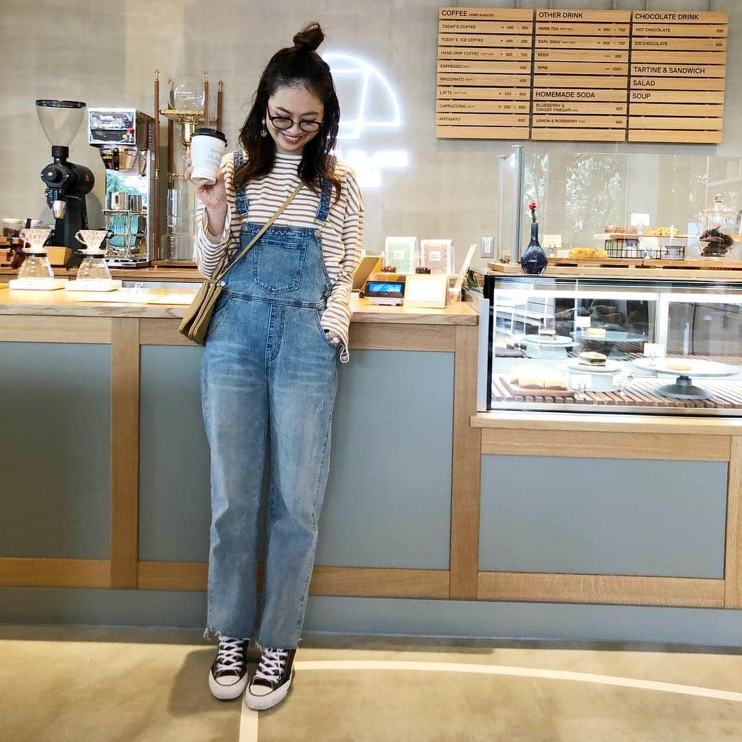 manamisotayutaさんのインスタグラム写真 - (manamisotayutaInstagram)「#親子コーデ ❤︎ 娘、春休みなので一緒にお出かけ❤︎ 嬉しいなぁ♪ ・  @kazurise  @coco_kiri  @uuuuu_kooooo2  ちゃんと朝カフェ☕️❤︎ ・ @whiteglasscoffee  はほんとお気に入りカフェ☕️❤︎ 短い時間だったけど楽しすぎた💗 ＊ ＊ ＊ コーデはボーダー×デニム×converseでカジュアルコーデ❤︎ ハーフアップおだんごヘアもお気に入り😁 ・  mama tops @reca.yahoo  #reca ・ pants/outer @feeling_byracreate  #サロペット は形がきれい♪ #ショートトレンチ も何にでも合わせやすい💗 ・ bag #celine #セリーヌトリオ  このキャメルの小さいサイズのを探していて、ヴィンテージで見つけた😍 状態もよくて、お得にget😁 ・ ・ kids outer @zara  #zarakids  ベージュの#マウンテンパーカー  を探していてようやく最近zaraで発見✨ ・ bag @uju_official ・ skirt @branshes  #branshes ＊ ＊ #リンクコーデ#双子コーデ#おやこーで #プチプラコーデ#春コーデ#locari#ジユジョ #カジュアルコーデ  #ママコーデ#プチプラ#mamagirl#zara#ザラジョ #ponte_fashion #ルーファ #mineby3mootd#hugmugstylingbu #カフェ巡り#渋谷カフェ#recaコーデ」3月18日 17時15分 - manamisotayuta