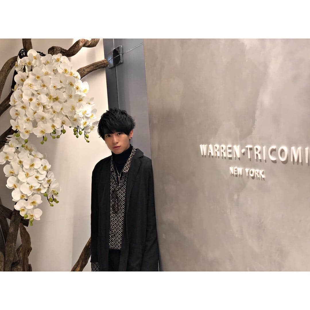 岡田鷹斗のインスタグラム：「WARREN・TRICOMIさんに カラーしてきました. ・ ・ ・ #warrentricomi さんいつもありがとうございます！！ @riku_funayama 先輩 今日もありがとうございました☆ ・ ・ ・ #NEVAGIVEUP #DANCEVOCAL #IDOL #MEN #portrait #FASHION #LOVEME #PHOTO #KING #FACE  #warrentricomi  #omotesando  #ネバギブ #ダンスボーカル #アイドル #イケメン #服装 #フォローお願いします #写真  #グレーアッシュ #岡田鷹斗 #ポートレート#表参道 #美容院 #ヘアカラー #ありがとうございました」