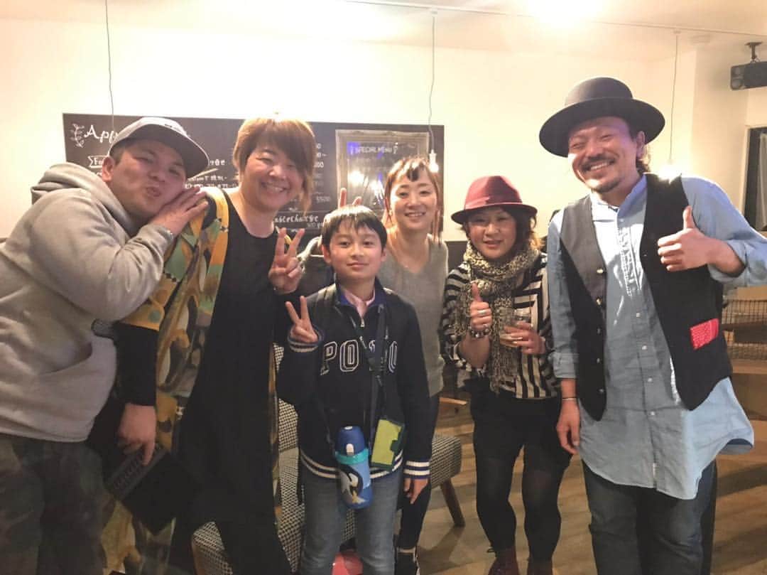 シーサーさんのインスタグラム写真 - (シーサーInstagram)「・ 北九州は黒崎。 appartment401で2回目のシーサーの音楽会♬ 今回もいっぱいの人が見に聞きに吹きに!!きてくれてありがとう様◎ 毎回あったかーく迎えてくれてウレシイなぁ北九州。 呼んでくれて本当にありがとう。感謝。 前回飛び入りでセッションしたカナタくん。 今回もばっちり飛び入りナイスセッションできるようになっててビックリ。 北九州ファミリーと朝4時すぎまでパーティーは続きましたw ピス！  #福岡県 #北九州 #黒崎 #appartment401 #音楽会 #ありがとう様 #また近々 #パーティーしようぜぃ #居酒屋ゆたか #旨すぎる #黒崎きたらぜひ」3月18日 17時20分 - __seasir__