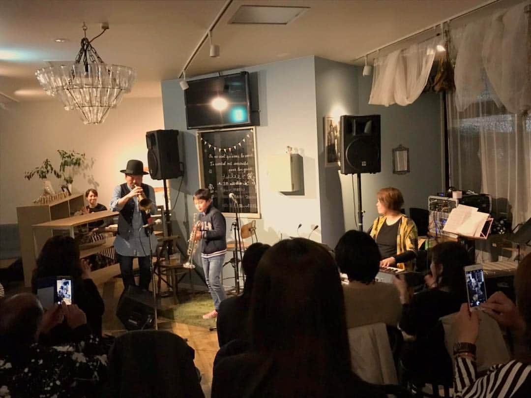 シーサーさんのインスタグラム写真 - (シーサーInstagram)「・ 北九州は黒崎。 appartment401で2回目のシーサーの音楽会♬ 今回もいっぱいの人が見に聞きに吹きに!!きてくれてありがとう様◎ 毎回あったかーく迎えてくれてウレシイなぁ北九州。 呼んでくれて本当にありがとう。感謝。 前回飛び入りでセッションしたカナタくん。 今回もばっちり飛び入りナイスセッションできるようになっててビックリ。 北九州ファミリーと朝4時すぎまでパーティーは続きましたw ピス！  #福岡県 #北九州 #黒崎 #appartment401 #音楽会 #ありがとう様 #また近々 #パーティーしようぜぃ #居酒屋ゆたか #旨すぎる #黒崎きたらぜひ」3月18日 17時20分 - __seasir__