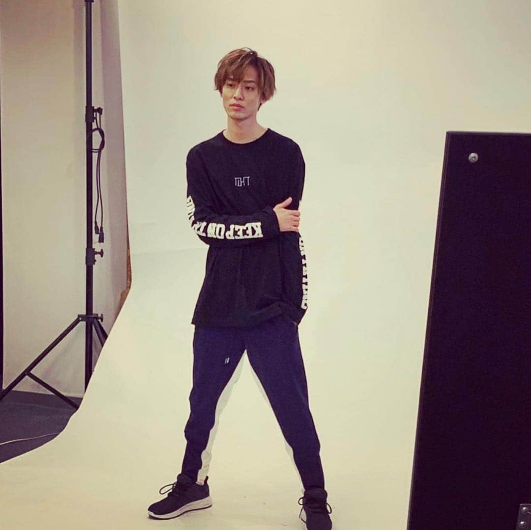 戸谷公人のインスタグラム：「LIVERTINEAGEとのコラボ ロンTキャップの情報が解禁されました✨ 自分で一からデザインした 商品が発売されるのは 初めてなので皆さんに気に入ってもらえるか不安ですが 新しい挑戦として頑張ったので 是非手に入れてください✨✨ #LIVERTINEAGE #コラボ #ロンT #キャップ #初デザイン #新たな挑戦」