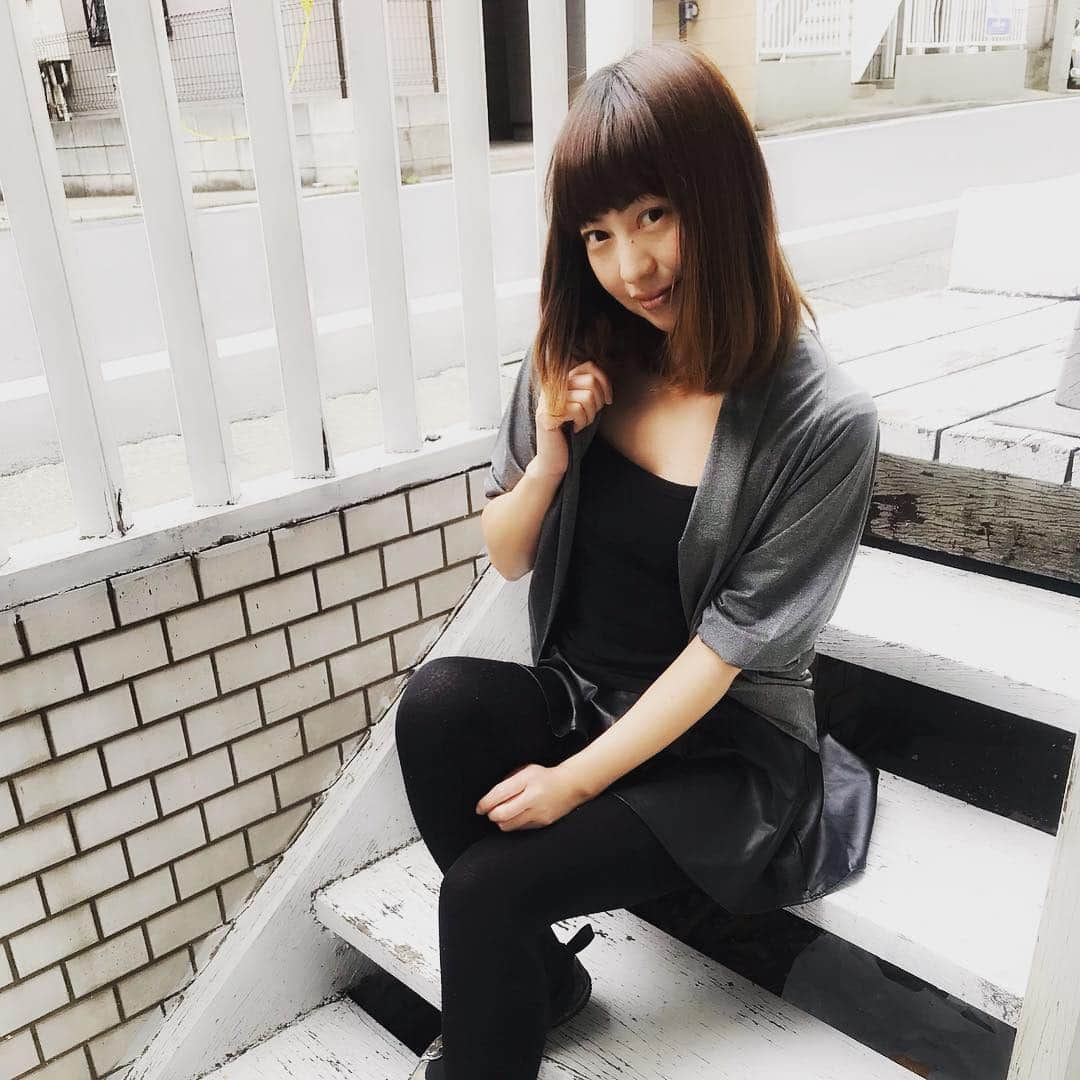 正田美里（みさみさ）さんのインスタグラム写真 - (正田美里（みさみさ）Instagram)「あたたかくなったので今日は春っぽいコーデでにしてみたよ🌸  Laからデビューしたヨガブランド、ekaのドルマンカーディガン。羽織ってみた。 ヨガブランドだけど普段のコーデにも合うからイイっ！ アクセントカラーでチャコールグレーにしてみたよ。 通気性が優れていて、ストレッチが利いるから常にサラサラの着心地でめちゃくちゃ着やすい。  普段からバタバタ動いちゃうから、こういうスポーツ用のブランドって好んで気ちゃう✨  もうすぐお花見出来そう。 楽しみだな🌸  人気コーデ @woomy.me  #春コーデ #チャコールグレー #ヨガ #La #春 #spring #お花見 #桜 #トップス：#eka @ekalosangelesjapan (CC010136) #PR」3月18日 17時21分 - misamisaupiupi