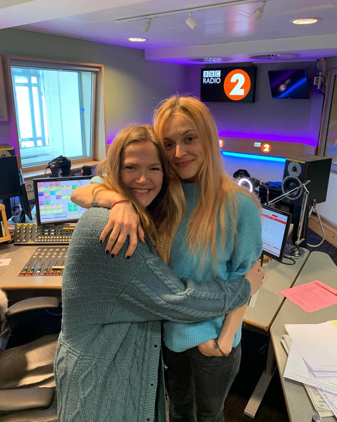 ファーン・コットンさんのインスタグラム写真 - (ファーン・コットンInstagram)「What a wonderful woman. Jessica Hynes on the @bbcradio2 breakfast show this morning 💗 go watch her new film The Fight 💪🏼 (I might need a hair brush)」3月18日 17時32分 - fearnecotton