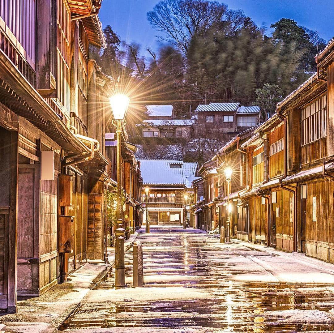 JALさんのインスタグラム写真 - (JALInstagram)「. #ChargeUpMarch #JAL Didn't think time travel was possible? Take a stroll through the refreshingly unique town of Higashi Chaya in Kanazawa, Ishikawa.  石川県・金沢のひがし茶屋街で、日本ならではの風情ある街並みをお散歩しませんか？🚶‍♂️💨 . . Post your memories with #FlyJAL  #JapanAirlines #japan #kanazawa #higashichayagai #nostalgia #historicview_in_japan」3月18日 17時25分 - japanairlines_jal