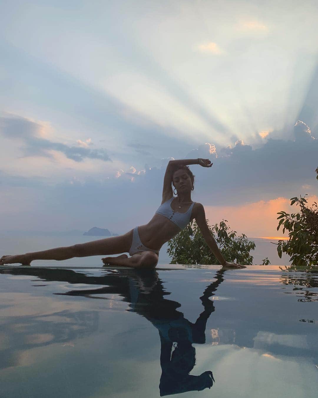 リリーマイマックさんのインスタグラム写真 - (リリーマイマックInstagram)「Does yoga once 🧘🏻‍♀️Thailand sunsets are unreal 😵」3月18日 17時39分 - lilymaymac