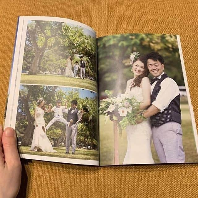 Photobackさんのインスタグラム写真 - (PhotobackInstagram)「本日ご紹介するのは、 YAR(@yar_wedding)さまの作品です👰 . 『結婚式の記念に 両親へのプレゼントを考えて オリジナルアルバムを つくりました📚』 ときっかけを教えてくださった YAR(@yar_wedding)さま🎁✨ . アルバムをつく作る際、 大きめのずっしりしたものも人気ですが、 YAR(@yar_wedding)さまは 敢えてソフトカバーのアイテムを チョイスしたようです👀 . 『いつでも手に取れるように アルバムと言うよりも “写真集”みたいになるよう 意識しました☺️』 . たしかにこれなら プレゼントされた人はもちろん、 自分たちもこれならいつでも気軽に 思い出をふり返ることができますね💥！ . どのように見るかまで、 先よみされていてさすがです😌 きっとこれからも家族の中心に このフォトブックがいるはず🌼 . YAR(@yar_wedding)さま、 今回は素敵な作品を ありがとうございました❣️ . #photoback #フォトバック #フォトアルバム #フォトブック #photoback作品紹介2019 #FOLIO #photoback新アプリリリース #思い出 #結婚アルバム #写真集 #ウェディングフォト #ウェディングアルバム #ウェディングブック #ウェディングフォトグラファー #大人結婚式 #大人花嫁 #卒花 #結婚 #ハッピーブライド割 #プレ花嫁 #卒花嫁 #花嫁diy #wedding #weddingphoto #marry花嫁 #プレセント」3月18日 17時34分 - photoback.jp