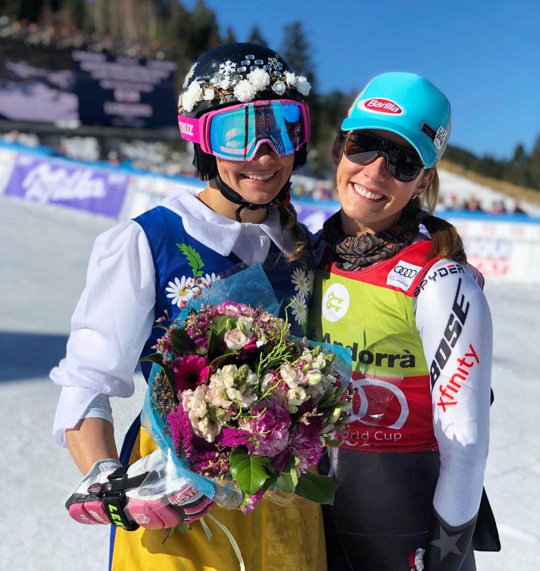 ミカエラ・シフリンのインスタグラム：「What a day. What a season. What a.... just... what. 🥳🤪 Congratulations to the other girls on the podium yesterday @alicerobins0n (HOLY TOLEDO GIRL THAT WAS SOOOO SWEET!!) and @petravlhova13 ! Congrats as well to @wendyholdener and @petravlhova13 for the slalom race on Saturday, and for the season standings in SL and Overall! And congrats to Petra (again!!☺️) and @tessaworley for the Giant Slalom standings! Also BIG congrats to @marcel__hirscher for the 8th Overall and the SL and GS globes!  We said farewell to several incredible racers yesterday-@felix_neureuther @mattiashargin and @hansdotterfrida we will miss you!!!! All the best for the future and we all hope to see you again soon! #HowManyExclamationPointsCanYouCountInThisPost」