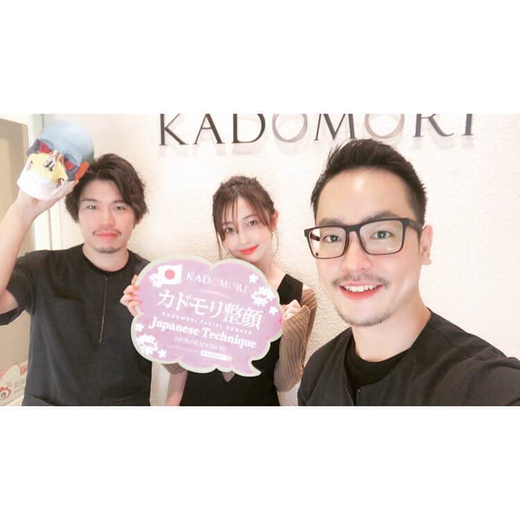 沢田ゆうのインスタグラム：「いつも本当にお世話になってます🙏🏻❤︎﻿ @kadomori_kogao﻿ 今日はWけいちゃん﻿ @keigo_kadomori﻿ @kashiuchi_kadomori﻿ しっかり整えてもらいました✨✨﻿ また今週もお仕事頑張ります！﻿ #kadomori #ハリネズミ美容鍼﻿ #小顔矯正﻿」