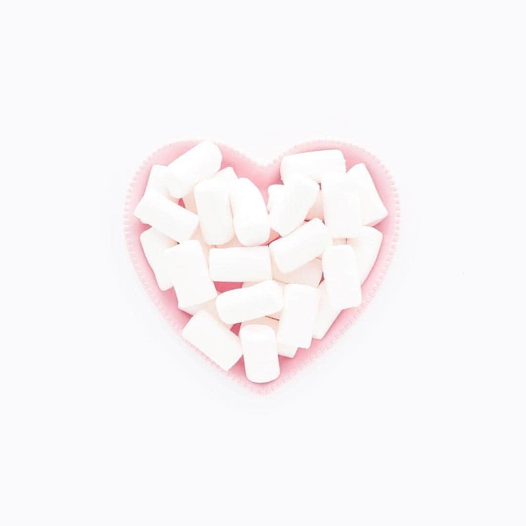 ［歯みがき粉］and strawberry mintのインスタグラム：「.﻿ あまーいおやつの後は、﻿ 歯磨きもお忘れなく🍭🍭﻿ ﻿ #and歯磨き粉 ﻿ #andストロベリーミント﻿ #ホワイトニング歯磨き粉﻿ ﻿ 📷 @rotblaugelb」