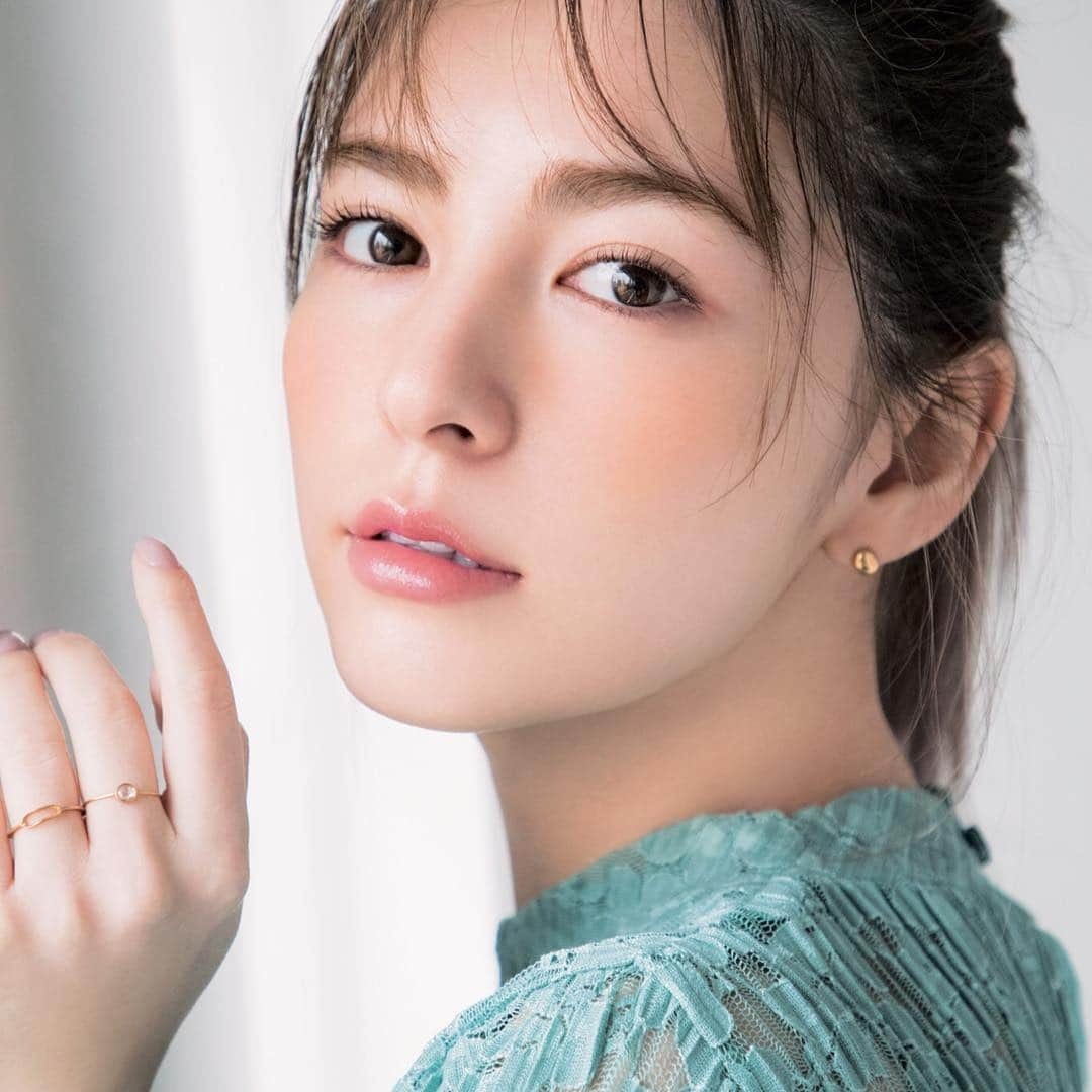 美的 Biteki's official Instagram! さんのインスタグラム写真 - (美的 Biteki's official Instagram! Instagram)「＼顔立ち＆ベースカラー別／ 【大人顔ブルべ肌さん向け！似合う春色で美人を更新♡～オレンジチーク編～】 ・ 春新色がたくさん登場するこの時期は、キレイになりたい願望もググッと高まるばかり！でも、自分に似合う春色がわからずお悩みの方も多いのではないでしょうか? 美的は、そんな皆さんのお悩みに本気でお答えします！顔立ちと肌色の組み合わせから、 「大人顔ブルべ肌」「幼な顔ブルベ肌」「大人顔イエベ肌」「幼な顔イエベ肌」の、4タイプに分けて、必ず似合う春色を使い方を徹底分析してお届けします! 今年の春は、「今までで一番キレイ！」な自分に出会いませんか♡ ・ 今回は、写真１枚目のスミス楓さんのような「大人顔ブルベ肌」さんに似合う、オレンジチークを主役に使ったメイクをご紹介します！ どちらかというと“おしゃれ美人”な雰囲気に寄せたい大人顔がオレンジを使うなら、チークでちょっぴりはずしを。 ほてったような赤みを感じさせるオレンジで白肌とのコントラストを引き立たせつつ、あえて高めの位置でハッと目を引くギャップを狙ってみましょう♪ ・ ＼「大人顔ブルベ肌」さんってこんな人！／ □目がくっきり二重or切れ長 □鼻筋が通ってる □どちらかというと面長 □肌色が青みがかっている □ゴールドよりシルバーのアクセサリーが似合う　etc. 当てはまる項目が多かった方は、メイク方法を早速確認していきましょう！ ・ （おすすめのオレンジチーク＆メイク方法はスワイプしてチェック→) ・ 2枚目 クラランス グロー 2 ゴー デュオ コントアスティック 02　￥3,800【モデル使用色】 頬だけでなく、まぶたやリップなどあらゆるパーツに使えるマルチスティック。 ・ その他おすすめアイテム 3枚目・左 ランコム タン イドル ウルトラ ウェア ブラッシュ スティック 308 ￥4,800（限定発売中） より肌なじみ度の高いピーチオレンジ。 ・ 3枚目・右 セルヴォーク カムフィー スティックブラッシュ 02　￥3,500　 肌表面はサラサラなのにほんのり光沢のある仕上がり。 ・ ★HOW TO MAKE UP★（写真4枚目） スティックチークを指にとり、頬骨の高い位置にトントンとなじませる。あまり外側に広げると大人顔が強調されるので、やや内側にとどめて。 ・ ホットオレンジチークを横長×高め位置にいれて、ちょっぴりあどけない印象を手に入れてみましょう♡ ・ #スミス楓#今日のメイク#motd#howtomakeup#春メイク#ブルベ夏#ブルベ冬#パーソナルカラー#オレンジメイク#オレンジチーク#クラランス#clarins#セルヴォーク#celvoke#ランコム#春コスメ#instabeauty#bitekicom#コスメ#コスメ好きさんと繋がりたい#メイク#メイク好きさんと繋がりたい#美容#美的#美的メイク#メイク好き#コスメオタク#コスメ紹介#女子力向上委員会」3月18日 17時47分 - bitekicom