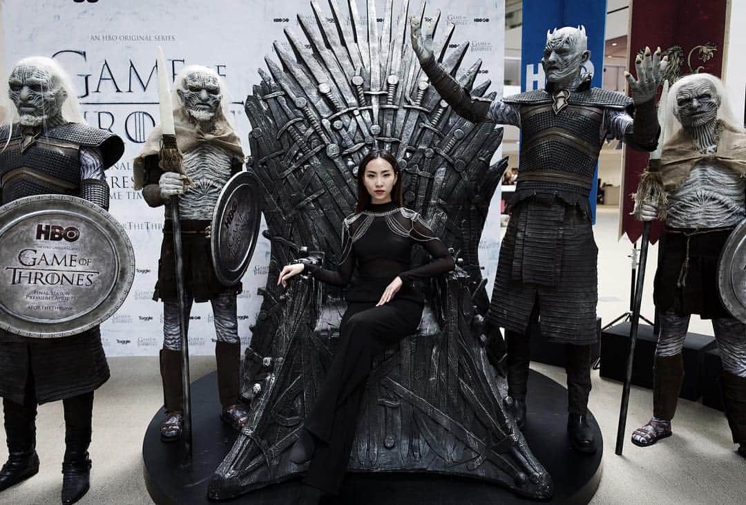 ソニアのインスタグラム：「Did my best to transform into the asian Queen Cersei today cos we are gearing up for Game of Thrones Season 8 on Toggle!!! . Subscribe to #HBOgo on @toggle_sg to be the first to watch it, and also stand a chance to win a trip Northern Ireland to experience Westeros 🖤 . Head to https://www.toggle.sg/en/promo for more details!  #HBOGOonToggle #ForTheThrone #GameOfThrones #ad」