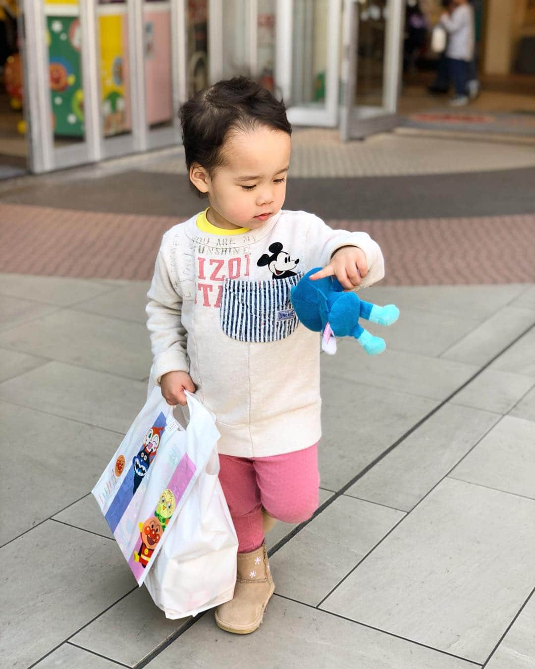 トムセン陽子さんのインスタグラム写真 - (トムセン陽子Instagram)「はぁ、色々買うものあって、 いそがし、いそがし。 . . . #ベリ #mylittlegirl #2yearsold #2歳 #アンパンマン #本日2度目の来訪 #アンパンマンミュージアム #左手にはコキンちゃん #でもロンTはミッキー #下に着てる黄色いTは #そらジロー #これぞまさしく #キャラ渋滞」3月18日 17時50分 - yokothomsen