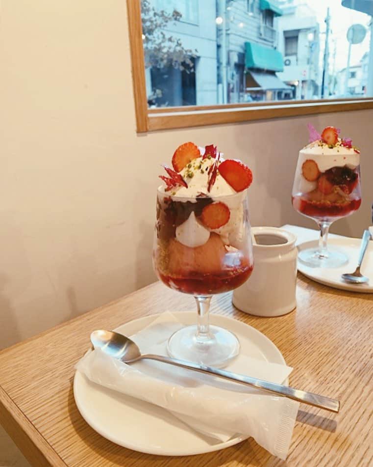 大津彩未のインスタグラム：「念願のビヤンネートルへ。 ３月のパフェは 苺ハイビスカス 🌺 ペッパーが少し効いていて、いちごに杏仁と色んな美味しさが詰まっていました。 ㅤ  #ビヤンネートル #季節のパフェ」