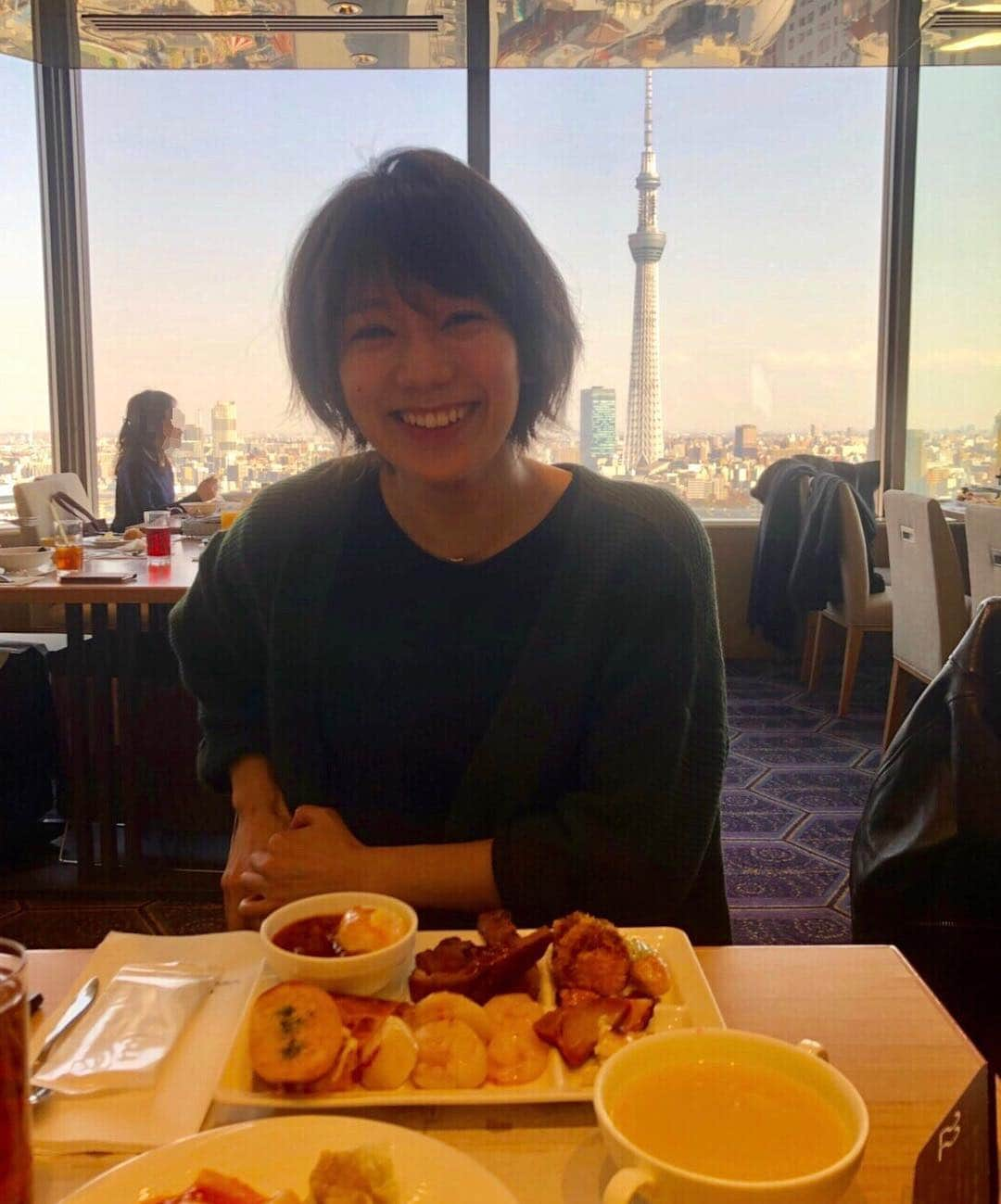 佐藤美希さんのインスタグラム写真 - (佐藤美希Instagram)「スカイツリーと私。と映えない取り方をしてしまった絶品料理🍖  #ホテルブッフェ #スカイツリー #浅草 #目の前で調理してくれて #種類多すぎて #サラダでお腹を満たすのはもったいない #オススメと食べたいもの取ったら #見事に茶色と白 #オシャレに取り分けたかった #たまにはこんなランチも🙆‍♀️」3月18日 17時55分 - satomiki0626