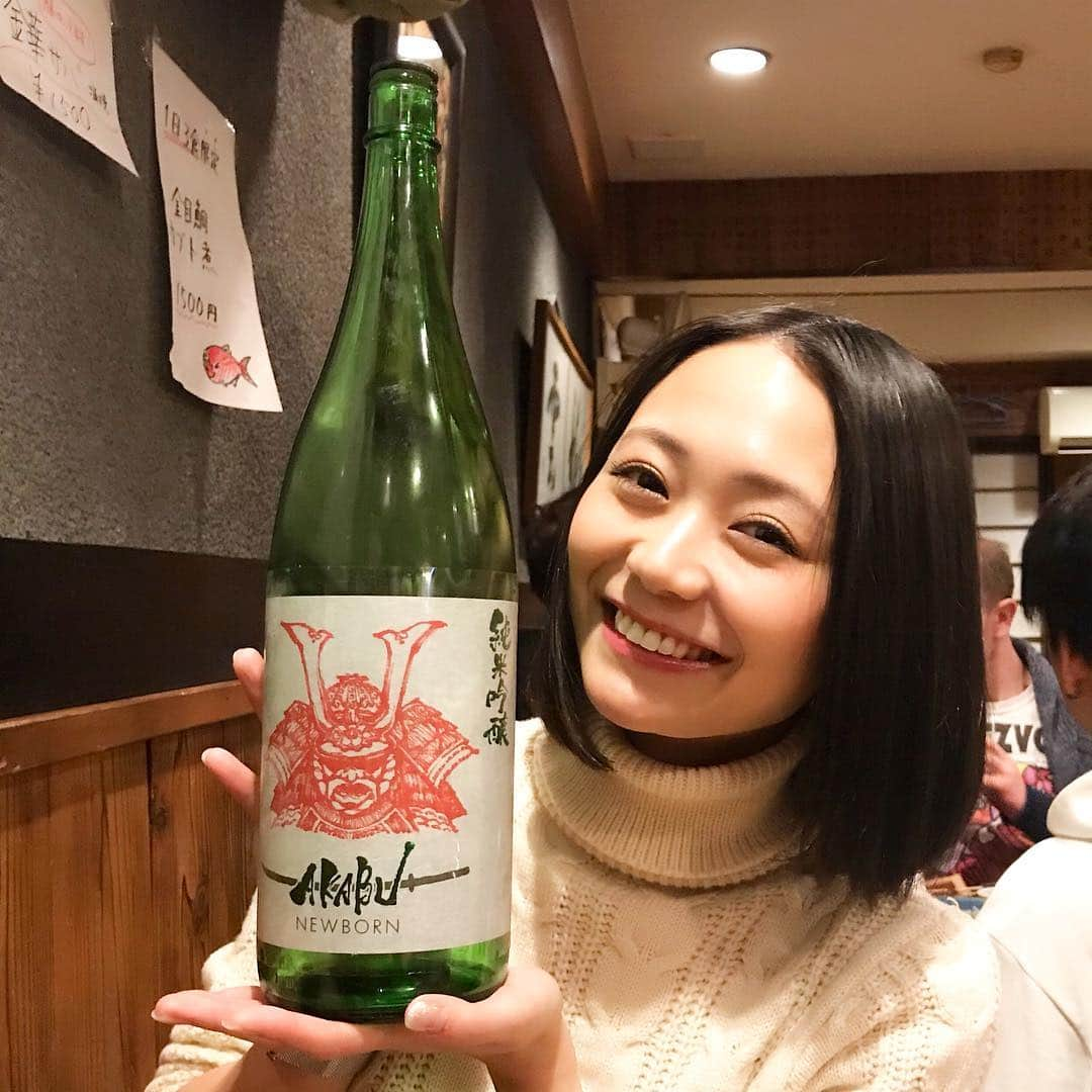 緑川静香さんのインスタグラム写真 - (緑川静香Instagram)「【しーたん日本酒録】  赤武酒造@岩手 AKABU 純米吟醸 NEWBORN  芳醇旨口を深く追及し醸すAKABUの新酒。  冬服と春服の微妙な境目で毎日何着るか迷う日々がそろそろストレスになってきたらフレッシュな甘みで癒さようじゃないかそうしよう。  #しーたん日本酒録 #唎酒師 #日本酒 #日本酒女子 #赤武酒造 ##岩手 #純米吟醸 #sake #japanesesake #sakebottle #akabu #sakestagram  #岩手県産の #吟ぎんが 使用 #甘みの後に来る絶妙な酸 #好きだわ〜 #癒しさえ感じる #新酒ならではの微発泡感 #フレッシュフルーティーをお楽しみください」3月18日 17時55分 - midorikawa_shizuka