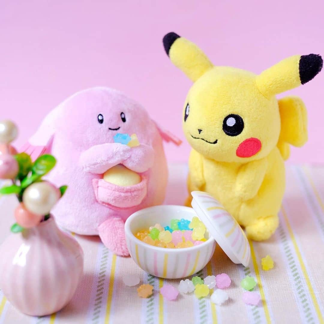 ピカチュウ公式Instagramさんのインスタグラム写真 - (ピカチュウ公式InstagramInstagram)「【今日のピカチュウ】 ピカチュウたちは、カラフルなお菓子を見つけたよ💡 不思議な形をしているね🍩🍬🍫🍭 #pikachu #chansey #pokemon #pikachu_snap #photooftheday #sweet #sweets #colorful #ピカチュウ #ラッキー #お菓子 #スイーツ #金平糖 #カラフル」3月18日 18時00分 - pokemon_jpn
