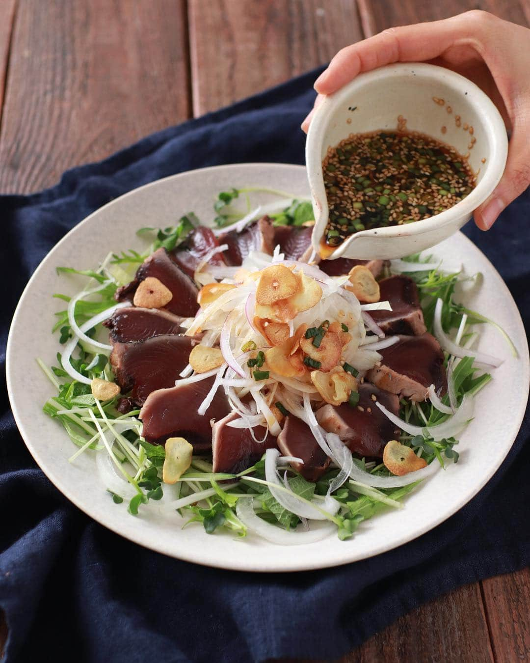 イオンさんのインスタグラム写真 - (イオンInstagram)「あさって3/20はカツオの日🐟 晩御飯のメニューにかつおのたたきはいかがですか？いまのかつおは初鰹なので、脂肪分が少ないのが特徴です。新玉ねぎと香味ねぎポンで、さっぱり味に♪にんにくチップを焼いたごま油でカツオの表面を少しだけ焼くと、美味しさがアップしますよ◎ポイントは焼きすぎないこと！ ・ ・ ・ #今日は何の日 #かつおの日 #かつお #かつおたたき #かつおのたたき #初鰹 #デリスタグラマー #食べスタグラム #おうちごはん #旬 #旬の食材 #新玉ねぎ #魚料理 #和食 #クッキングラム #さっぱり #鰹 #晩ごはん #AEON #イオン」3月18日 18時00分 - aeon_japan