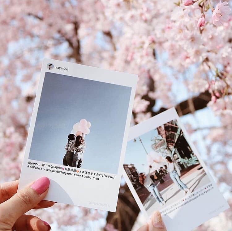 au公式Instagramアカウントのインスタグラム：「[#桜×#スマホジェニック]﻿ ﻿ 想い出の写真は手に持って桜と一緒にパチリ！🤲🌸こちらのお写真は @sayannn_ さんの#スマホジェニック な1枚。﻿ 今回は【写真を桜と一緒におしゃれに撮影するテクニック】をご紹介します。﻿ ﻿ 撮影のポイントは「アンバランス」と「ピント」。﻿ ﻿ 自然光が被写体（写真）にさしこむ位置で撮影。﻿ 写真はあえて重ねるような構図にすることで奥行き感が生まれます。桜を意識したピンク色のネイルがさらにおしゃれ感をUPさせていますね💅﻿ お天気の良い日には、お気に入りの写真をプリントアウトして一緒に撮影してみてはいかがでしょうか？💁‍♀️✨﻿ ぜひこちらを参考にして、皆さんも#桜 の素敵な一枚を撮影してみてくださいね！﻿ ﻿ ﻿ photo by @sayannn_﻿」
