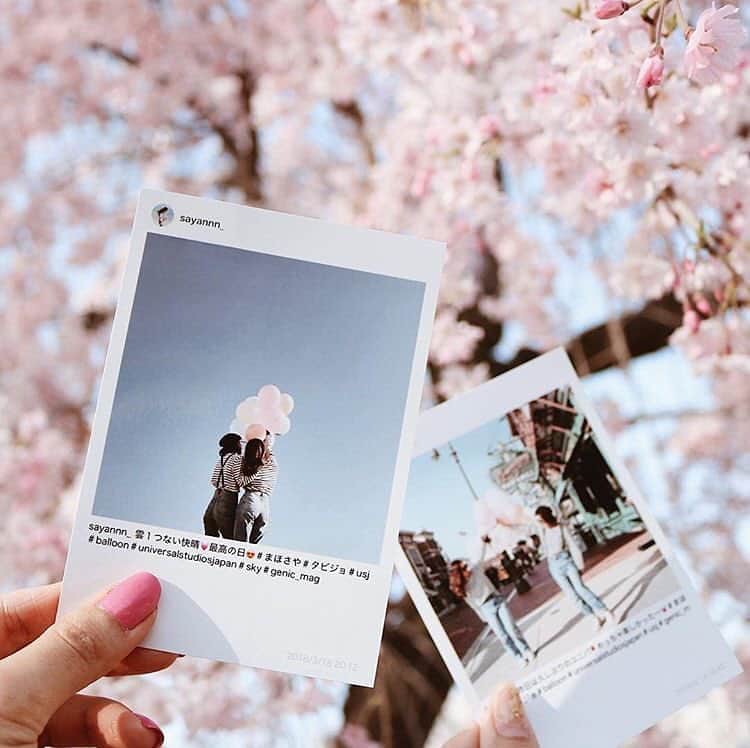 のインスタグラム：「[#桜×#スマホジェニック]﻿ ﻿ 想い出の写真は手に持って桜と一緒にパチリ！🤲🌸こちらのお写真は @sayannn_ さんの#スマホジェニック な1枚。﻿ 今回は【写真を桜と一緒におしゃれに撮影するテクニック】をご紹介します。﻿ ﻿ 撮影のポイントは「アンバランス」と「ピント」。﻿ ﻿ 自然光が被写体（写真）にさしこむ位置で撮影。﻿ 写真はあえて重ねるような構図にすることで奥行き感が生まれます。桜を意識したピンク色のネイルがさらにおしゃれ感をUPさせていますね💅﻿ お天気の良い日には、お気に入りの写真をプリントアウトして一緒に撮影してみてはいかがでしょうか？💁‍♀️✨﻿ ぜひこちらを参考にして、皆さんも#桜 の素敵な一枚を撮影してみてくださいね！﻿ ﻿ ﻿ photo by @sayannn_﻿」