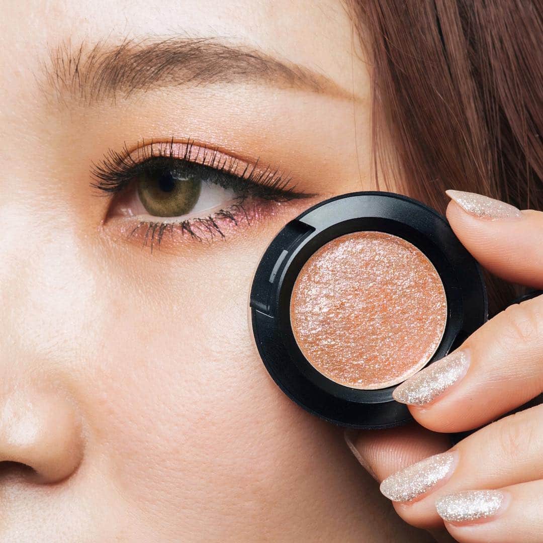 M∙A∙C Cosmetics Japanのインスタグラム：「⠀ M·A·Cアーティストが、コレだけは外せない‼️とイチオシする アーティスト溺愛アイテムをご紹介💁‍♀️ 伊勢丹新宿店のMIZUKI OGAWAは ダズルシャドウのラスト ダンスをオススメ❣️ お手持ちのどんなアイシャドウにも合わせやすく、 のせるだけでキラキラ華やかになる所がお気に入り🤗✨ #MAC溺愛アイテム #MACアイシャドウ ⠀ ↓↓製品↓↓ [ダズルシャドウ] ラスト ダンス ⠀ MAKEUP AND MODEL: M·A·C MIZUKI OGAWA @i.mac_artist Photo: @takaki_iwata ⠀ ⠀ ⠀ ⠀ ⠀ ⠀ #MACCosmeticsJapan #MACコスメ #MACCosmetics #MyArtistCommunityJP #MACArtistChallenge #MAC #コスメ #メイク #アイシャドウ #EyeShadow #eye # #キラキラ #MACDazzleShadow #ダズルシャドウ #溺愛 #マスト」