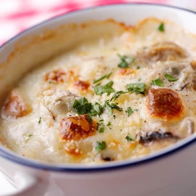 東京カレンダーさんのインスタグラム写真 - (東京カレンダーInstagram)「ぷりっとした食感に、クリーミーで濃厚な味わい。生でも焼いても、揚げても良し。牡蠣の新たな美味しさを見つける夜。 #東京カレンダー #東カレ #tokyocalendar #品川 #グランドセントラルオイスターバーレストラン  #フライドオイスターNYスタイル #牡蠣と3種のチーズのグラタン #リブロースをのせたオイスターガーリックピラフ #オイスタープラッター #3月31日まで期間限定」3月18日 18時02分 - tokyocalendar