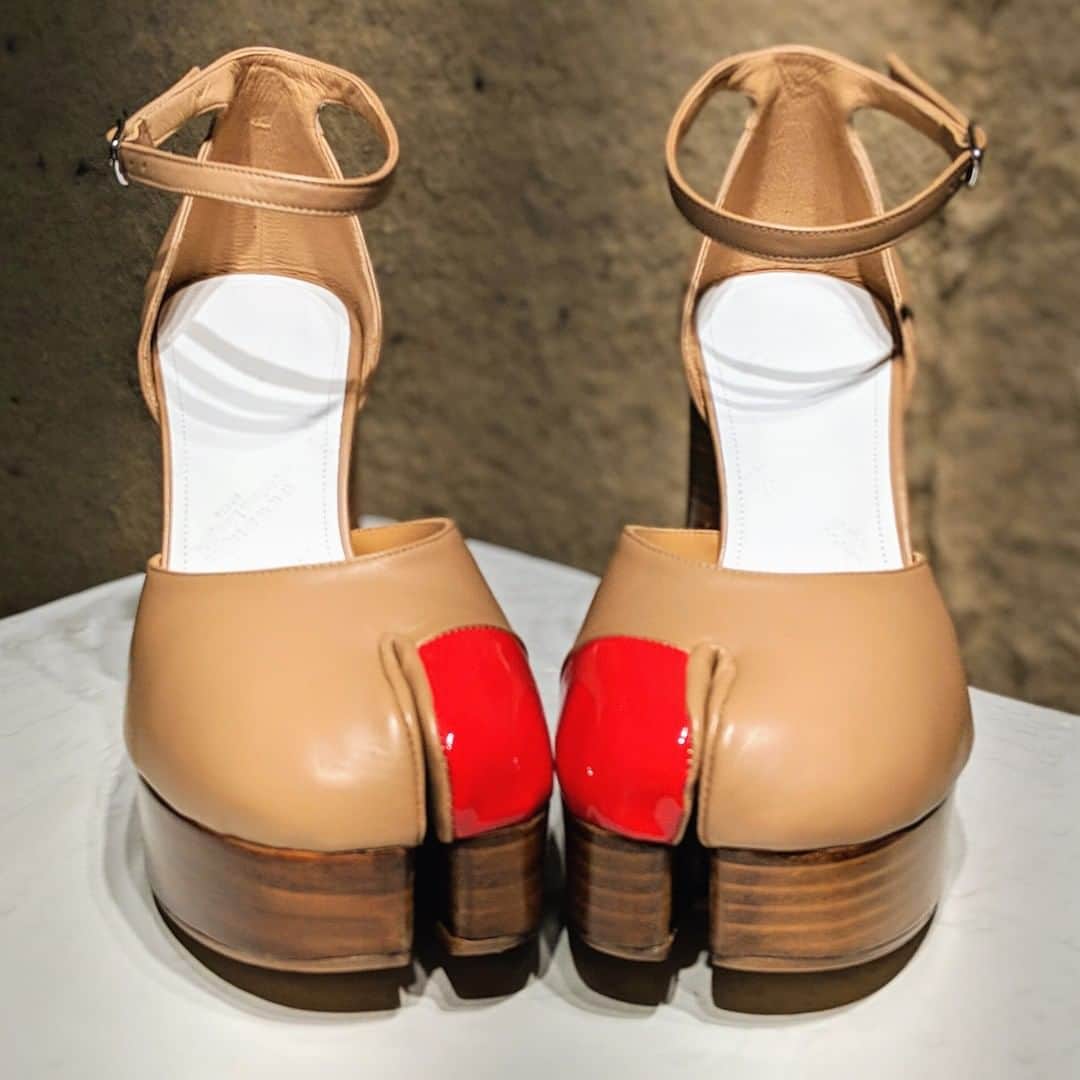 セルフリッジズさんのインスタグラム写真 - (セルフリッジズInstagram)「🐫 toe? We love this iconic, divisive design. Thoughts below... | @MaisonMargiela . . . Shop the Tabi boots at #SelfridgesLondon Shoe Gallery, on 2 #MaisonMargiela #ShoeOfTheDay #Heels #FashionLover #StyleAddict #Selfridges」3月18日 18時03分 - theofficialselfridges