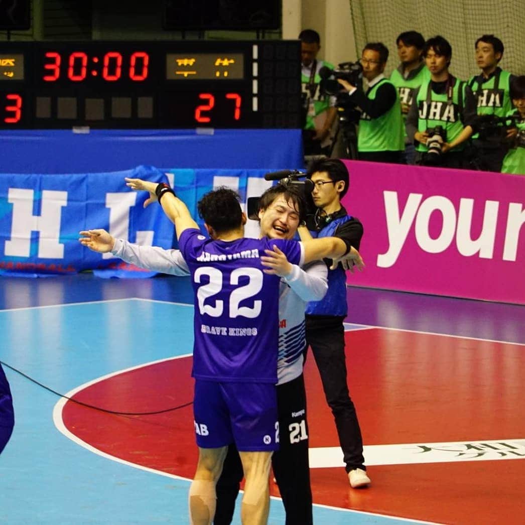 門山哲也さんのインスタグラム写真 - (門山哲也Instagram)「43th Handball  Play Off  Final Toyota Auto Body 27-23 Osaki Electric  We are the champions‼️ 待ちに待った念願のタイトルをようやく獲得🏆ここまで来るのに本当に時間がかかった。だからこそ、本当に格別なもの。 もちろん自分自身も勝てたことが嬉しかったけど、それよりも応援してくれる皆の笑顔が見れて、心から優勝できてよかったと実感しました。  #handball #playoff #トヨタ車体bravekings #トヨタ車体bfスコウレルズ #wearethechampions」3月18日 18時04分 - tetsuyakadoyama