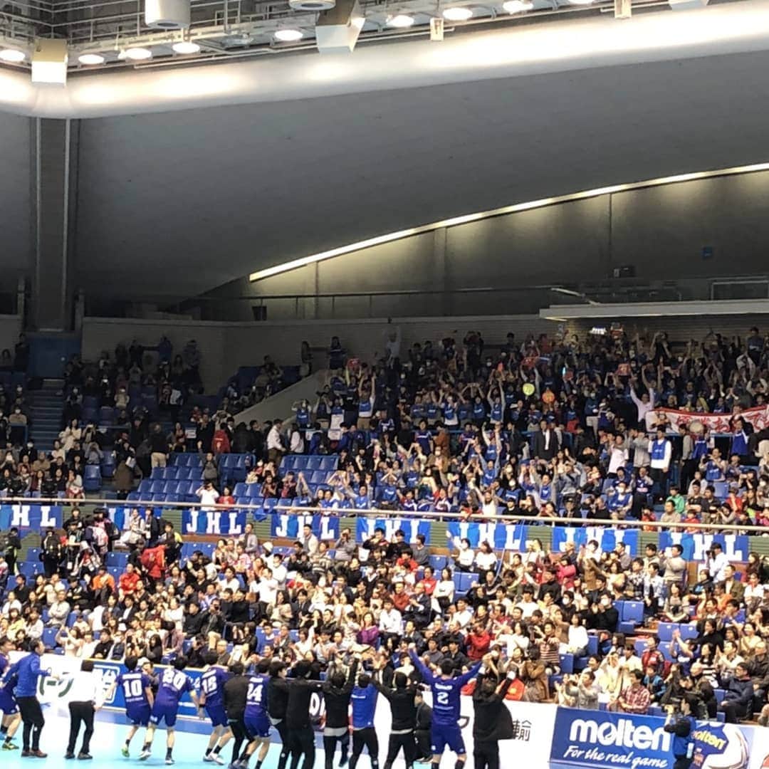 門山哲也さんのインスタグラム写真 - (門山哲也Instagram)「43th Handball  Play Off  Final Toyota Auto Body 27-23 Osaki Electric  We are the champions‼️ 待ちに待った念願のタイトルをようやく獲得🏆ここまで来るのに本当に時間がかかった。だからこそ、本当に格別なもの。 もちろん自分自身も勝てたことが嬉しかったけど、それよりも応援してくれる皆の笑顔が見れて、心から優勝できてよかったと実感しました。  #handball #playoff #トヨタ車体bravekings #トヨタ車体bfスコウレルズ #wearethechampions」3月18日 18時04分 - tetsuyakadoyama