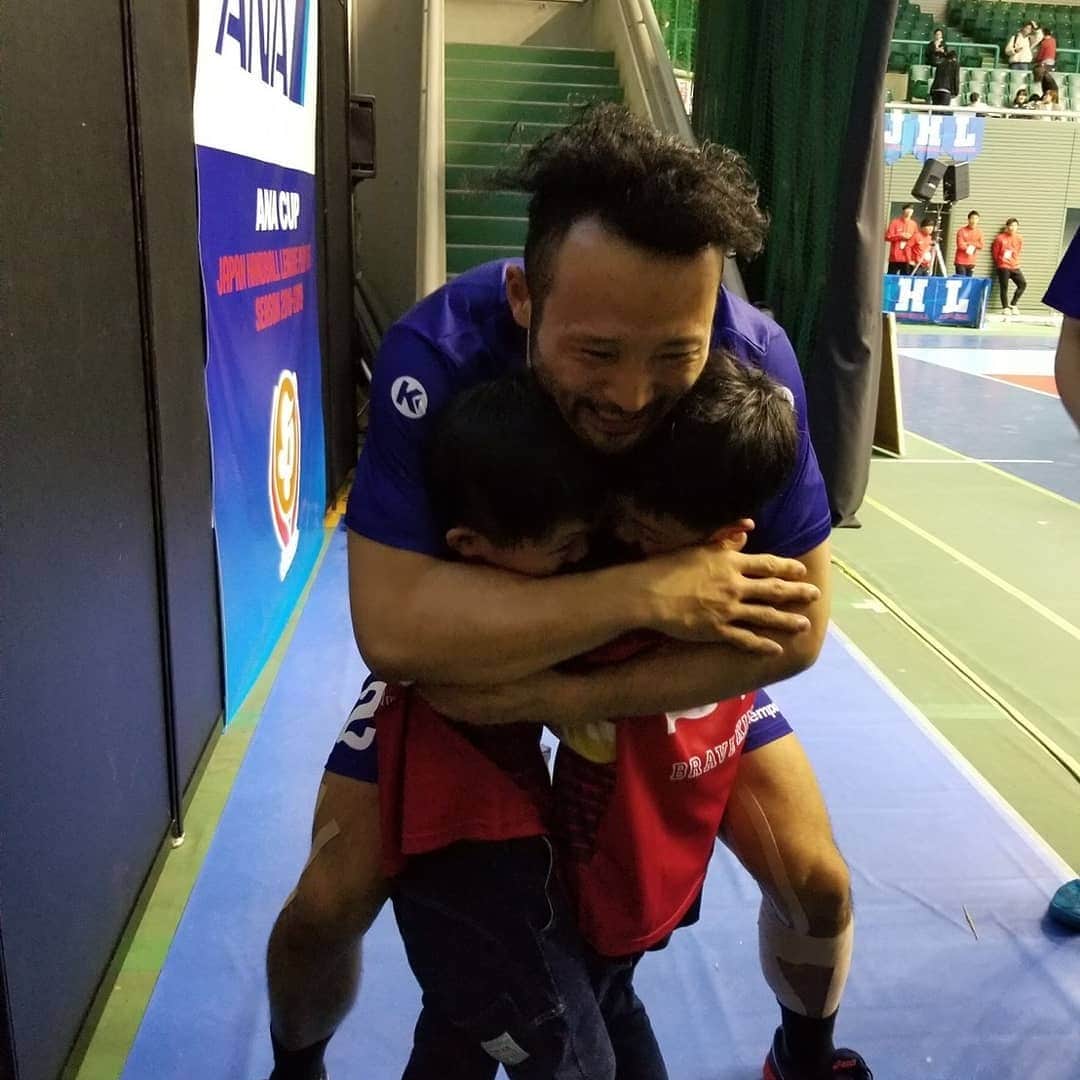 門山哲也さんのインスタグラム写真 - (門山哲也Instagram)「43th Handball  Play Off  Final Toyota Auto Body 27-23 Osaki Electric  We are the champions‼️ 待ちに待った念願のタイトルをようやく獲得🏆ここまで来るのに本当に時間がかかった。だからこそ、本当に格別なもの。 もちろん自分自身も勝てたことが嬉しかったけど、それよりも応援してくれる皆の笑顔が見れて、心から優勝できてよかったと実感しました。  #handball #playoff #トヨタ車体bravekings #トヨタ車体bfスコウレルズ #wearethechampions」3月18日 18時04分 - tetsuyakadoyama