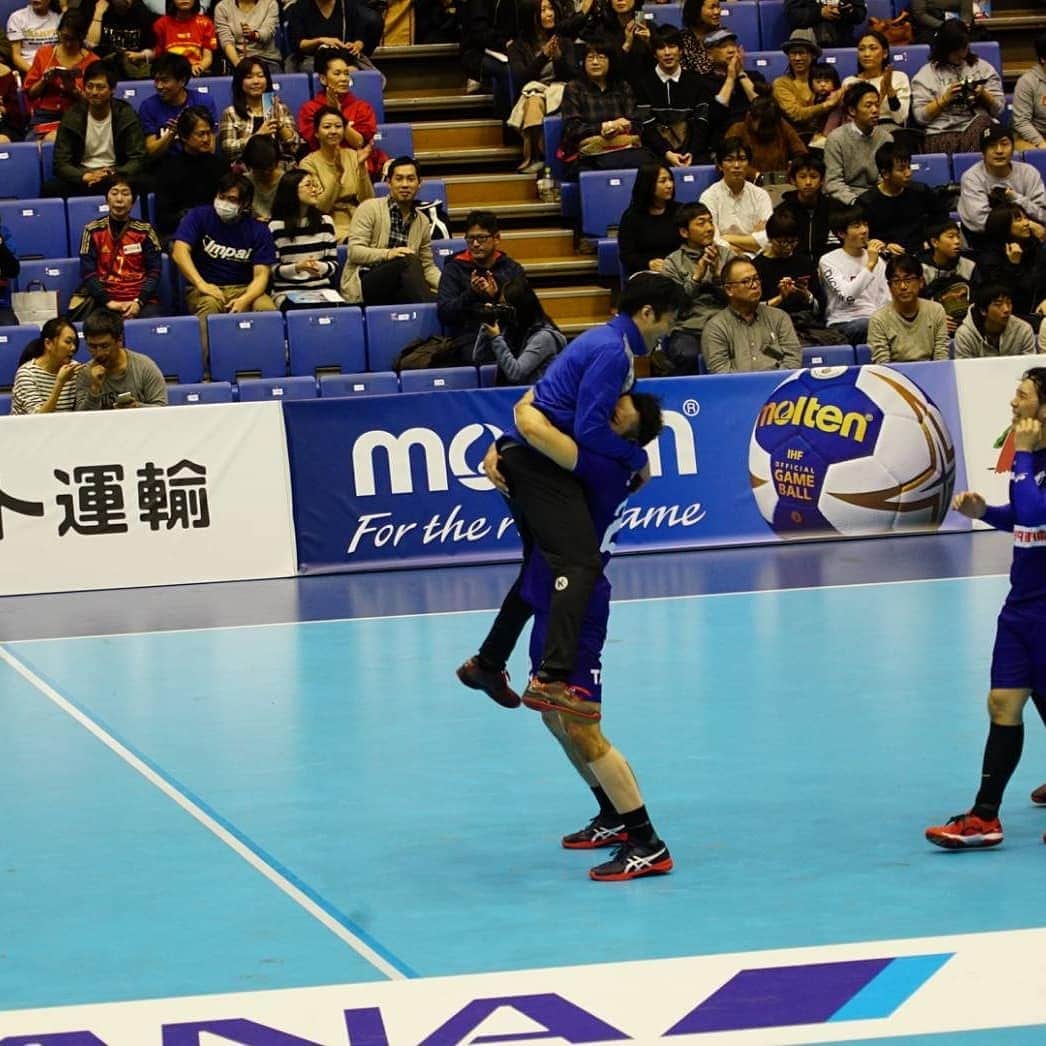 門山哲也さんのインスタグラム写真 - (門山哲也Instagram)「43th Handball  Play Off  Final Toyota Auto Body 27-23 Osaki Electric  We are the champions‼️ 待ちに待った念願のタイトルをようやく獲得🏆ここまで来るのに本当に時間がかかった。だからこそ、本当に格別なもの。 もちろん自分自身も勝てたことが嬉しかったけど、それよりも応援してくれる皆の笑顔が見れて、心から優勝できてよかったと実感しました。  #handball #playoff #トヨタ車体bravekings #トヨタ車体bfスコウレルズ #wearethechampions」3月18日 18時04分 - tetsuyakadoyama
