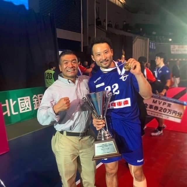 門山哲也さんのインスタグラム写真 - (門山哲也Instagram)「43th Handball  Play Off  Final Toyota Auto Body 27-23 Osaki Electric  We are the champions‼️ 待ちに待った念願のタイトルをようやく獲得🏆ここまで来るのに本当に時間がかかった。だからこそ、本当に格別なもの。 もちろん自分自身も勝てたことが嬉しかったけど、それよりも応援してくれる皆の笑顔が見れて、心から優勝できてよかったと実感しました。  #handball #playoff #トヨタ車体bravekings #トヨタ車体bfスコウレルズ #wearethechampions」3月18日 18時04分 - tetsuyakadoyama