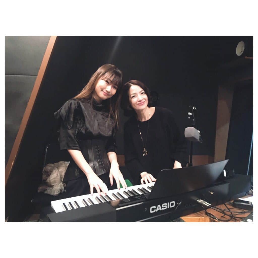 大塚愛さんのインスタグラム写真 - (大塚愛Instagram)「ピアニスト西村由紀江さんと再会。  憧れの女性でもあります。  そういえば、お風呂掃除をしていたら、 娘が、私がやるからママはやらないで！と。 ママはピアノを弾くんだから、 表に出る人なんだから、 綺麗にしとかなくちゃ。と。  優しい優しい子。  ピアノ、弾くね。  AIO　#西村由紀江 #pianist」3月18日 18時04分 - aiotsuka_official
